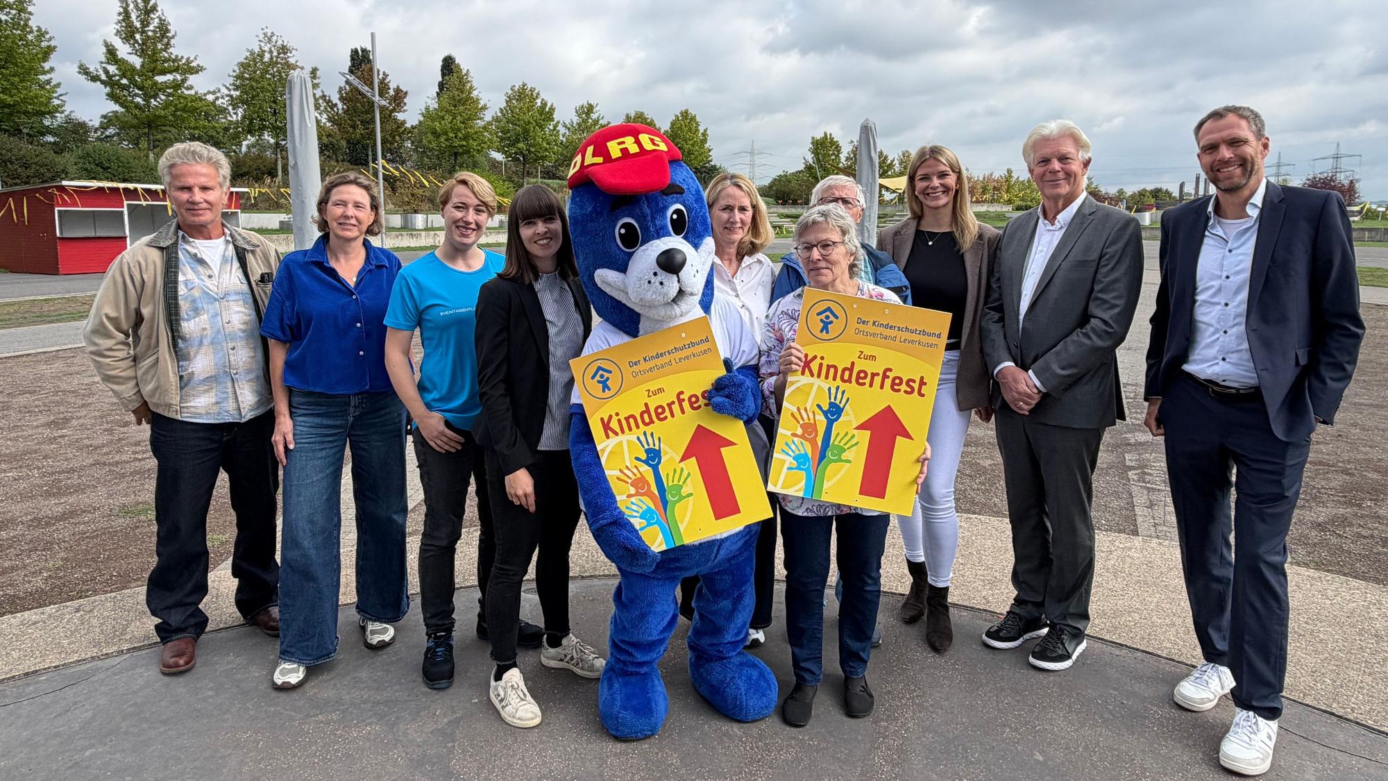 Nobby, Maskottchen der DLRG, und viele Organisatoren und Helfer freuen sich auf Kinder im Neulandpark.