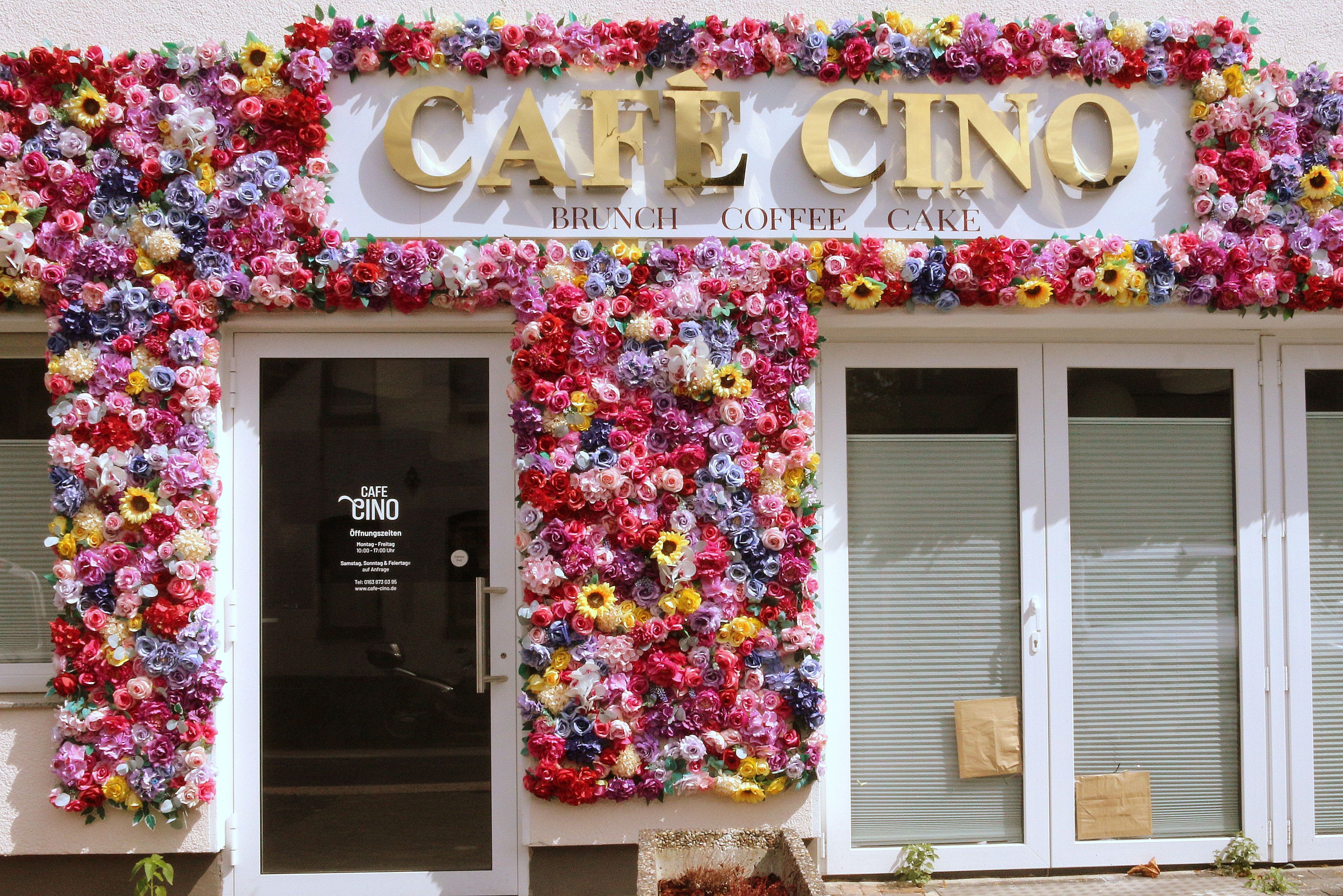 Zu sehen ist die Fassade des Cafés.