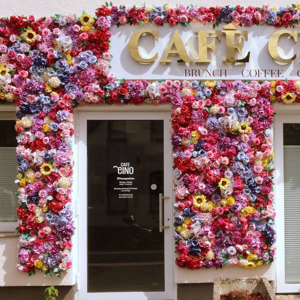 Zu sehen ist die Fassade des Cafés.