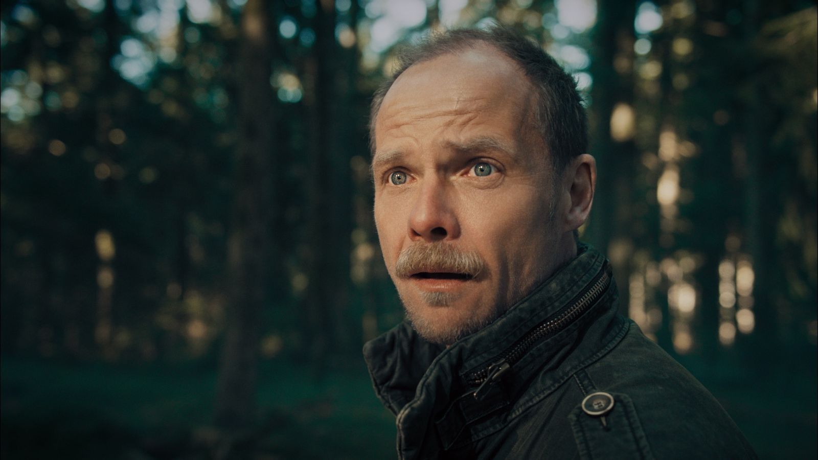 In „Die Toten vom Bodensee - Schicksalsrad“ prophezeite eine Wahrsagerin den Tod von Micha Oberländer (Matthias Koeberlin). Im neuen Krimi wird er nun tatsächlich niedergestochen, fällt ins Koma und ermittelt unterbewusst weiter.  (Bild: ZDF/Lukas Gnaiger)