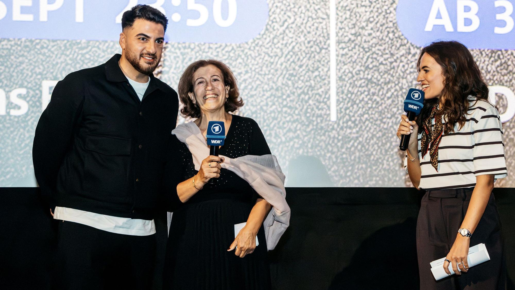 Tahsim Durgun und Tante Zeynep im Interview bei der Premiere von „Deutschland, ich küss dein Herz“ im Filmpalast.