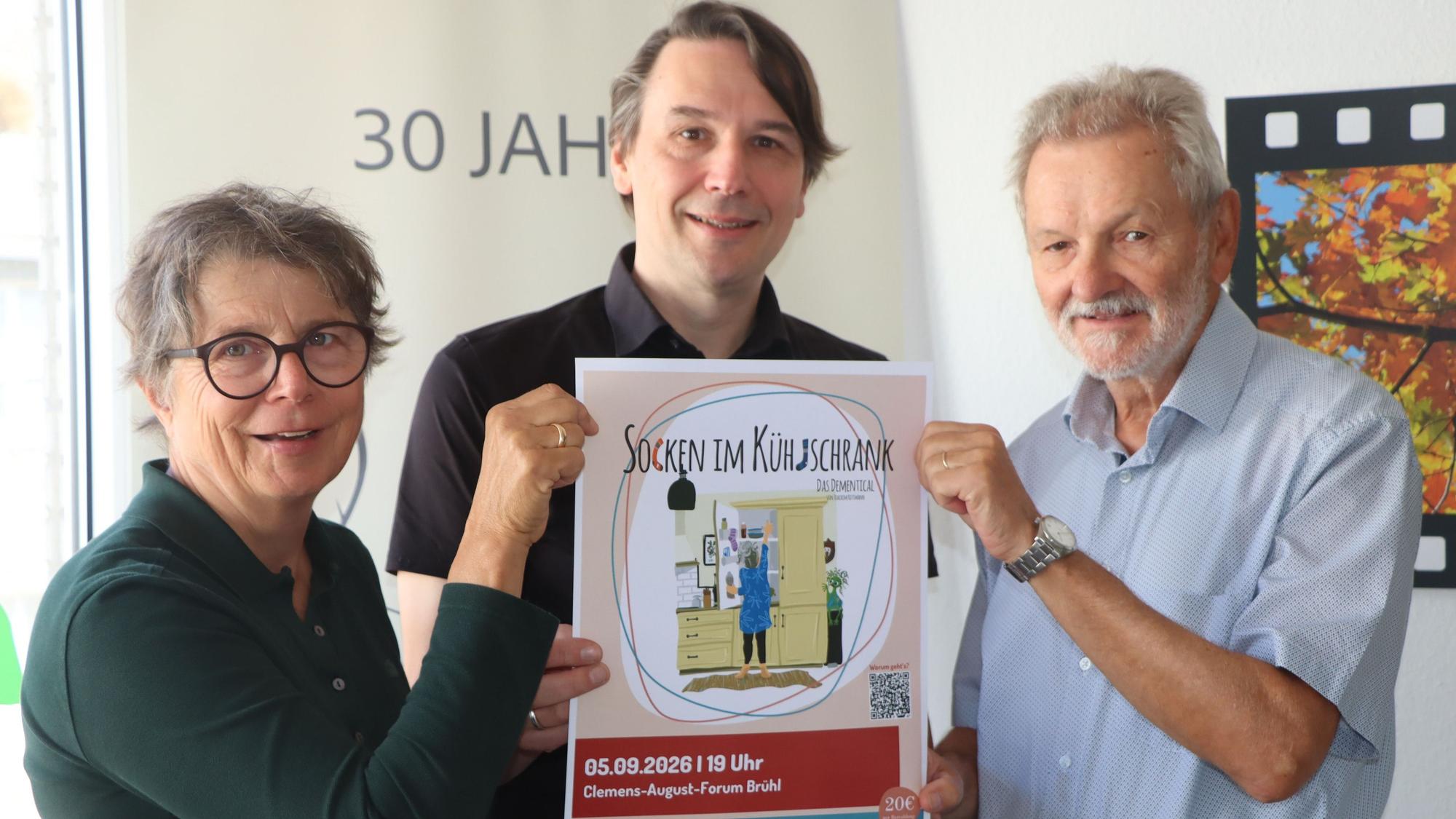 Zu sehen sind Kathrine Gottwald, Joachim Kottmann und Bernd Reimann, sie halten ein Plakat hoch.