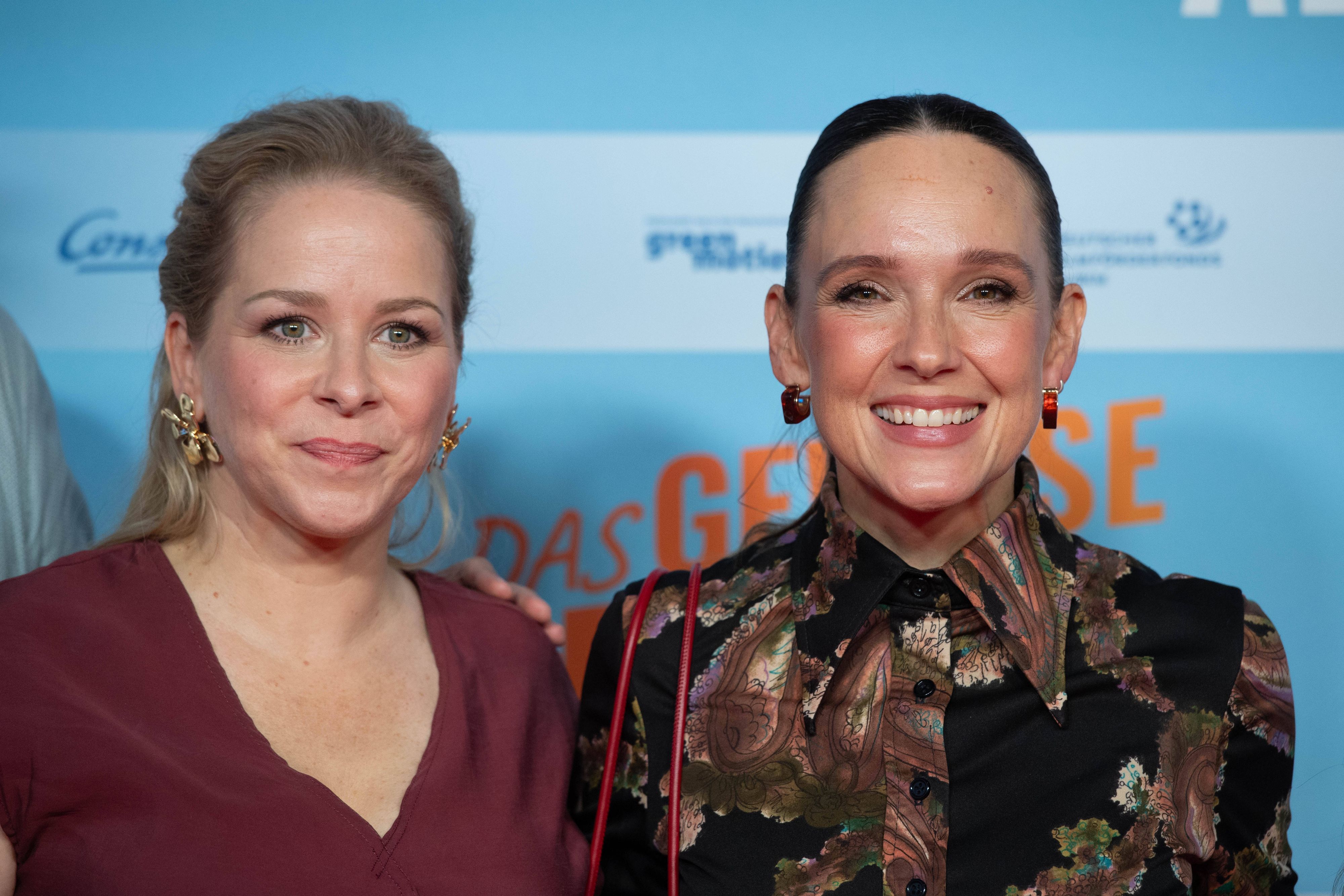 Jasmin Schwiers und die Kölner Comedienne Carolin Kebekus feiern „Das gewisse Etwas“.