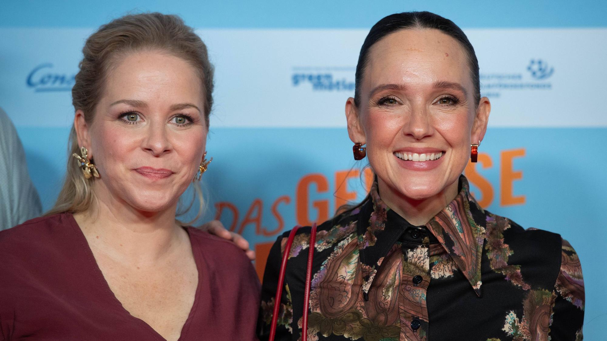 Jasmin Schwiers und die Kölner Comedienne Carolin Kebekus feiern „Das gewisse Etwas“.