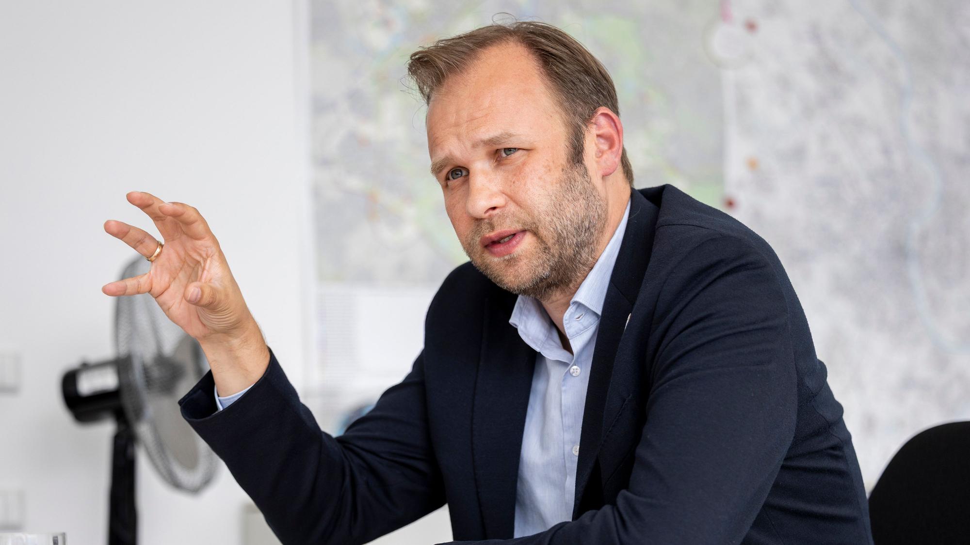 Schuldezernent Robert Voigtsberger im Gespräch mit der Redaktion.