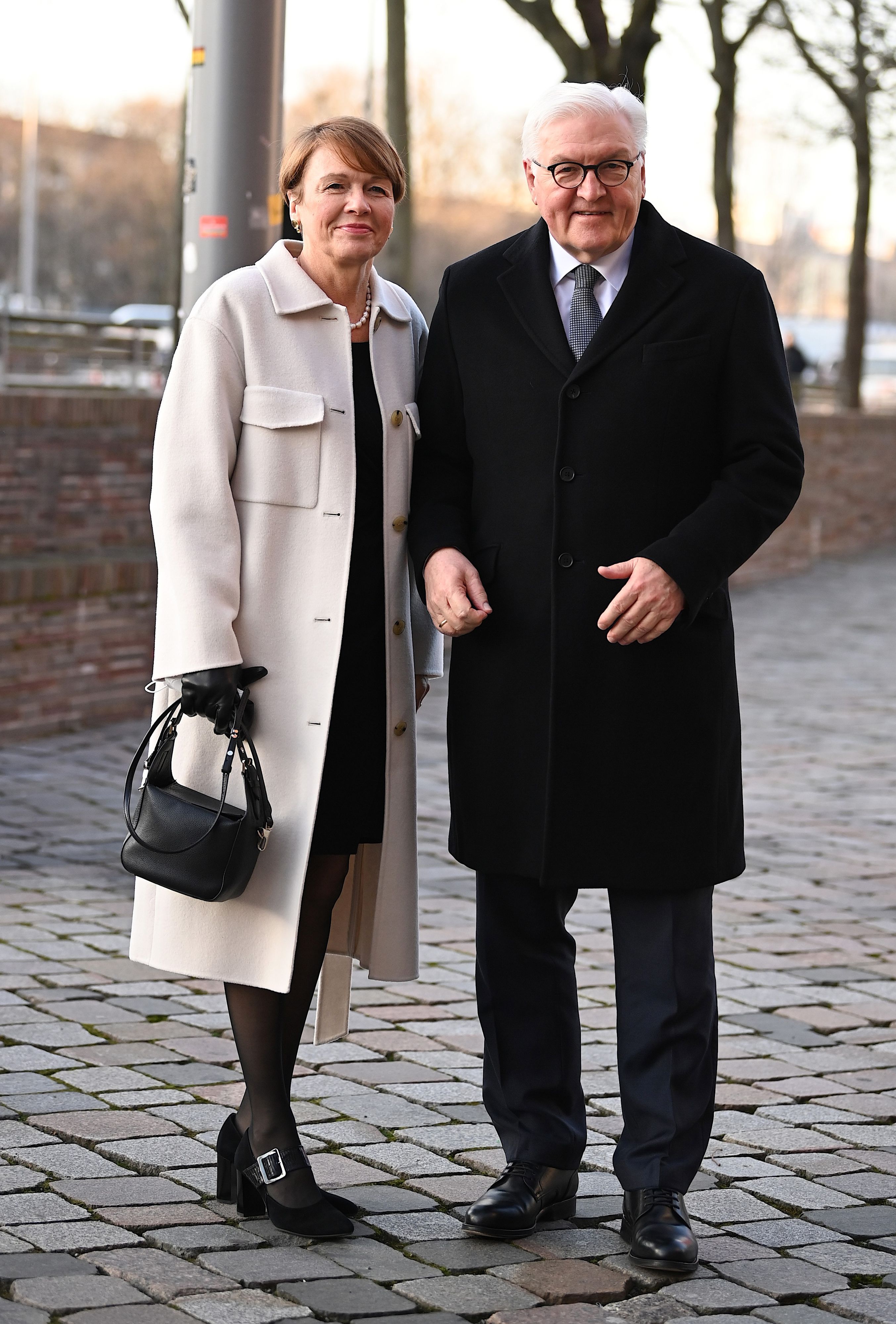 Elke Büdenbender und Bundespräsident Frank-Walter Steinmeier posieren.