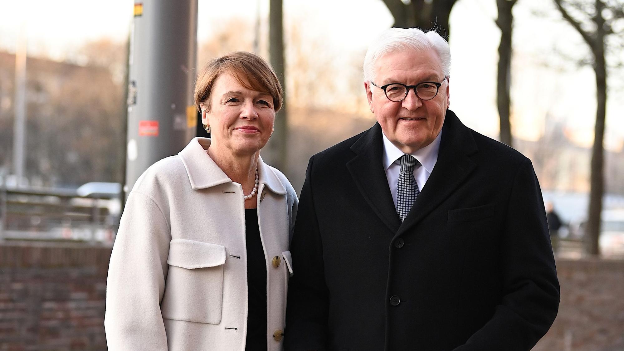Elke Büdenbender und Bundespräsident Frank-Walter Steinmeier posieren.