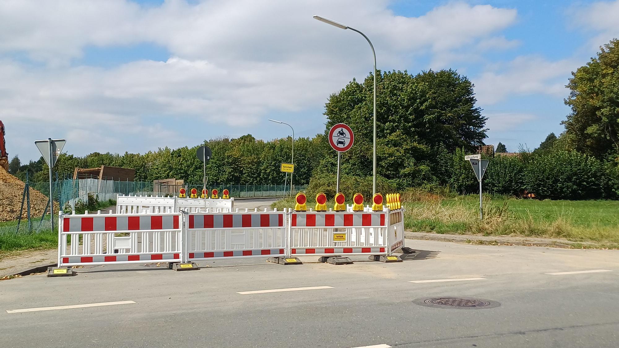 Die Durchfahrt zur Löhsiedlung ist derzeit komplett gesperrt.