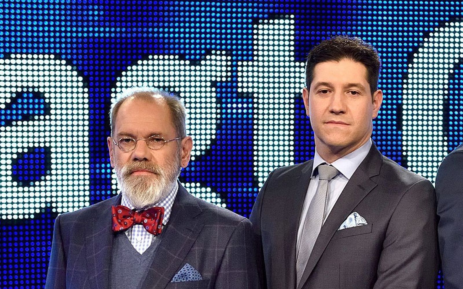 Klaus Otto Nagorsnik (links) und Sebastian Jacoby  waren viele Jahre gemeinsam Teil der ARD-Quizshow „Gefragt - Gejagt“. (Bild: ARD / Markus Hertrich)