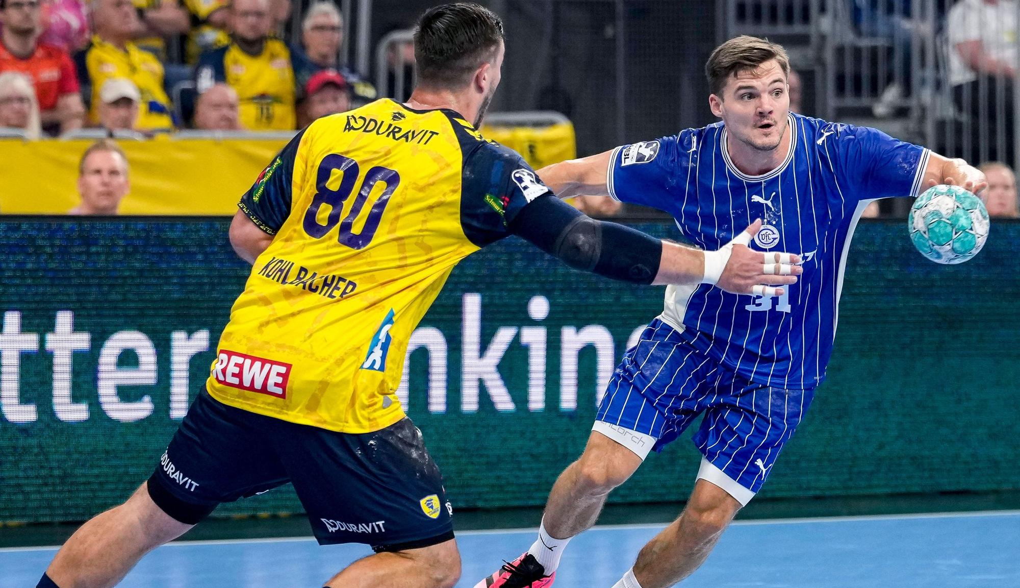 Zweikampf zwischen Löwe Jannik Kohlbacher und dem Gummersbacher Kay Smits.