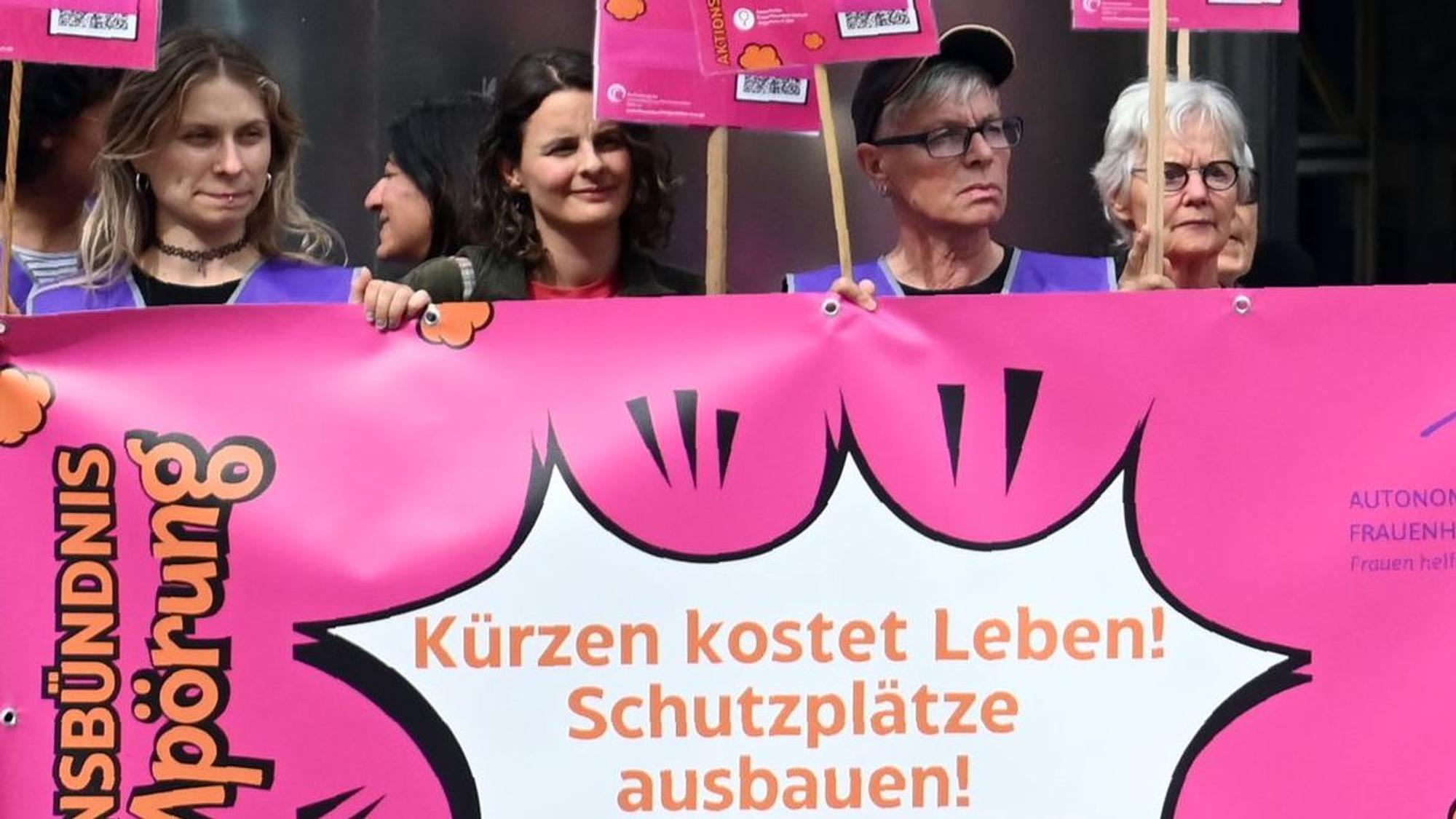 Demonstration gegen die Gewaltschutz-Kürzungen im Haushaltsentwurf der Stadt Köln (Archivbild)