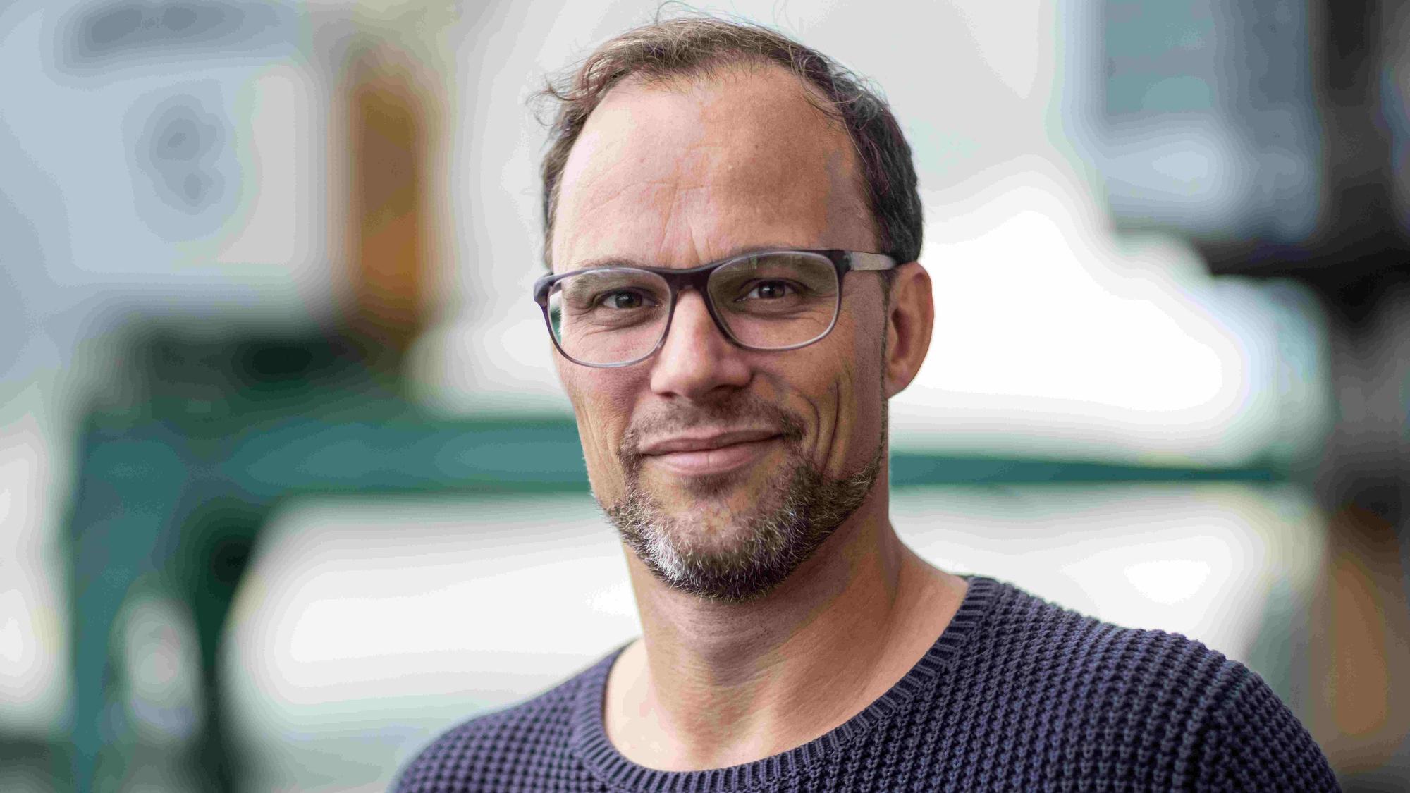 Ein Mann mit Brille schaut in die Kamera.