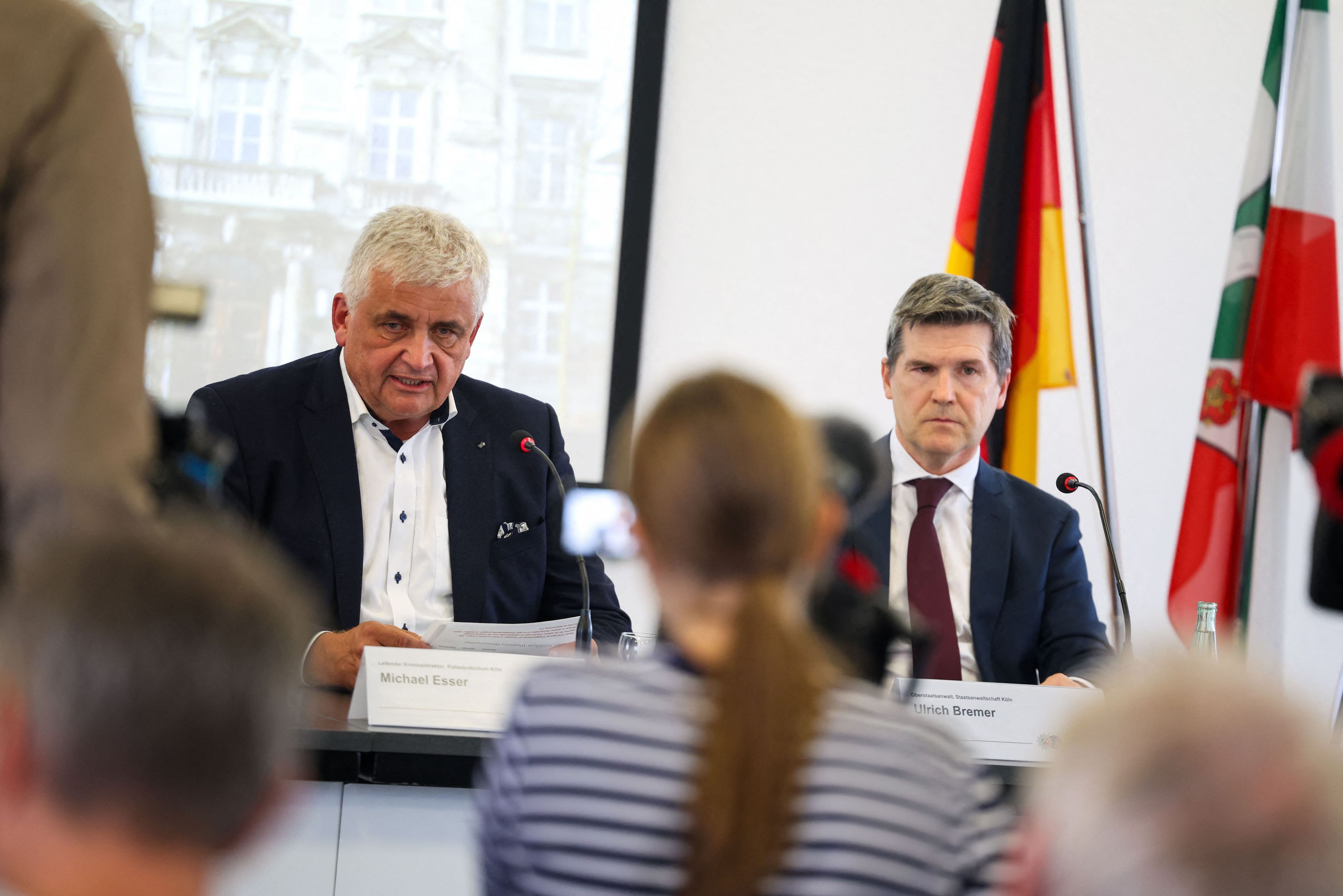 Michael Esser (l-r), leitender Kriminaldirektor der Polizei Köln, und Ulrich Bremer, Oberstaatsanwalt der Staatsanwaltschaft Köln, geben eine Pressekonferenz im Polizeipräsidium Essen. Nach der Störung an einem Umspannwerk in Bergheim bei Köln haben die Ermittler sechs Abschussvorrichtungen in einem Feld gefunden.