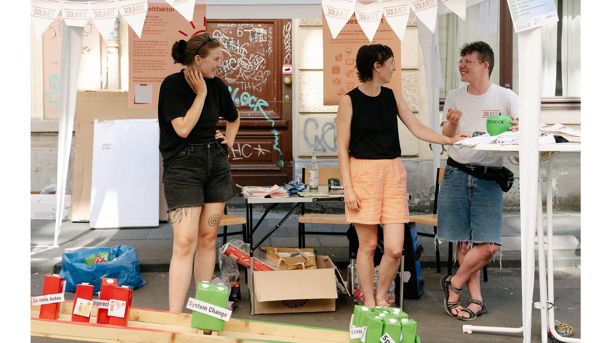 Das Team des Gesundheitskollektivs klärt auch auf Veranstaltungen wie dem Kalkfest über seine Arbeit auf.