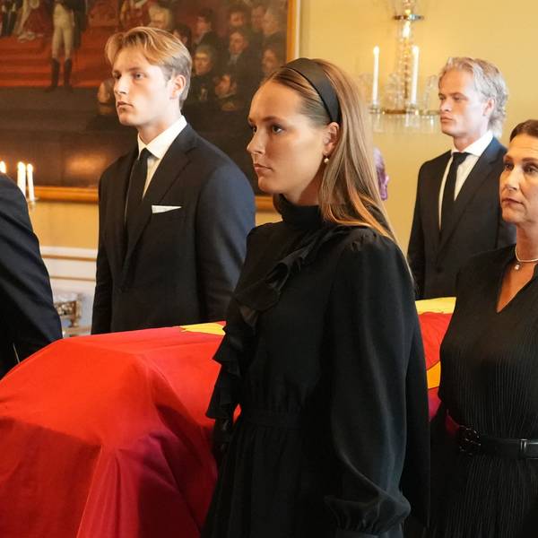 Der Sarg von König Harald V. wird von Mitgliedern der norwegischen Königsfamilie, König Haakon VIII. (hinten, l-r), Prinz Sverre Magnus, Maud Angelica Behn, (verdeckt), Marius Borg Høiby, Kronprinzessin Ingrid Alexandra (vorne, l-r) und Haakons Schwester Märtha Louise vom Roten Salon in die Schlosskapelle überführt.