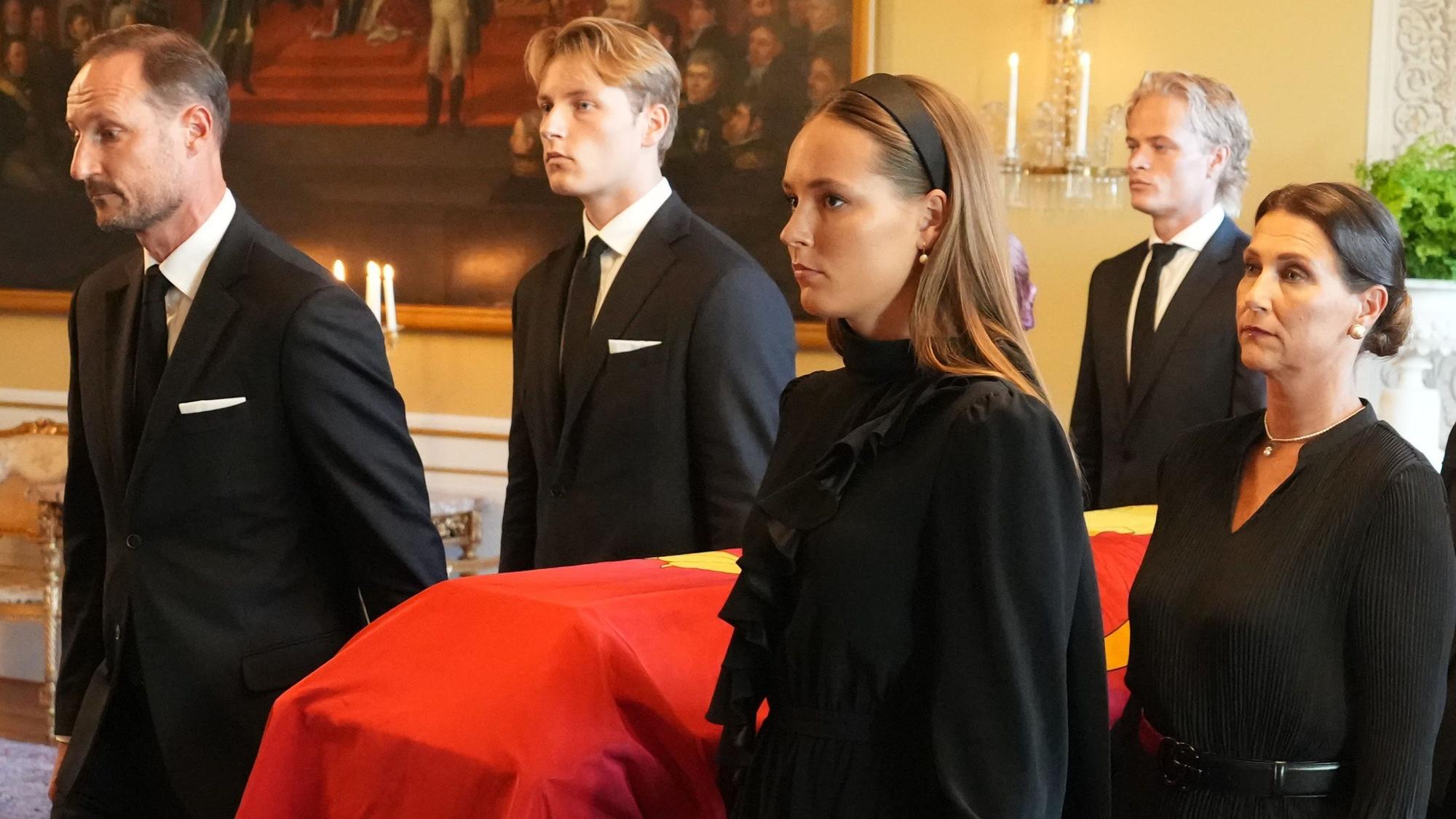 Der Sarg von König Harald V. wird von Mitgliedern der norwegischen Königsfamilie, König Haakon VIII. (hinten, l-r), Prinz Sverre Magnus, Maud Angelica Behn, (verdeckt), Marius Borg Høiby, Kronprinzessin Ingrid Alexandra (vorne, l-r) und Haakons Schwester Märtha Louise vom Roten Salon in die Schlosskapelle überführt.