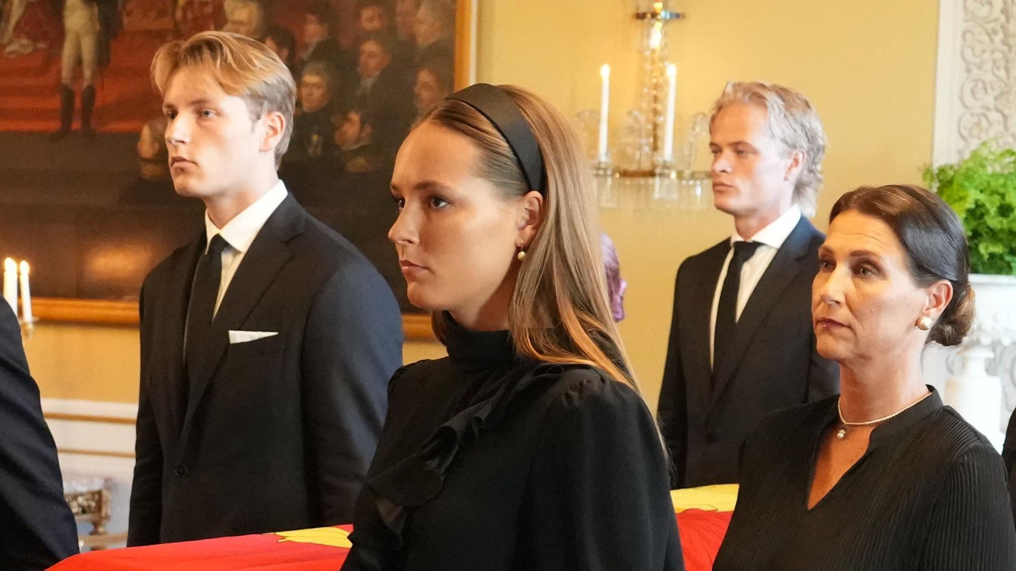 Der Sarg von König Harald V. wird von Mitgliedern der norwegischen Königsfamilie, König Haakon VIII. (hinten, l-r), Prinz Sverre Magnus, Maud Angelica Behn, (verdeckt), Marius Borg Høiby, Kronprinzessin Ingrid Alexandra (vorne, l-r) und Haakons Schwester Märtha Louise vom Roten Salon in die Schlosskapelle überführt.