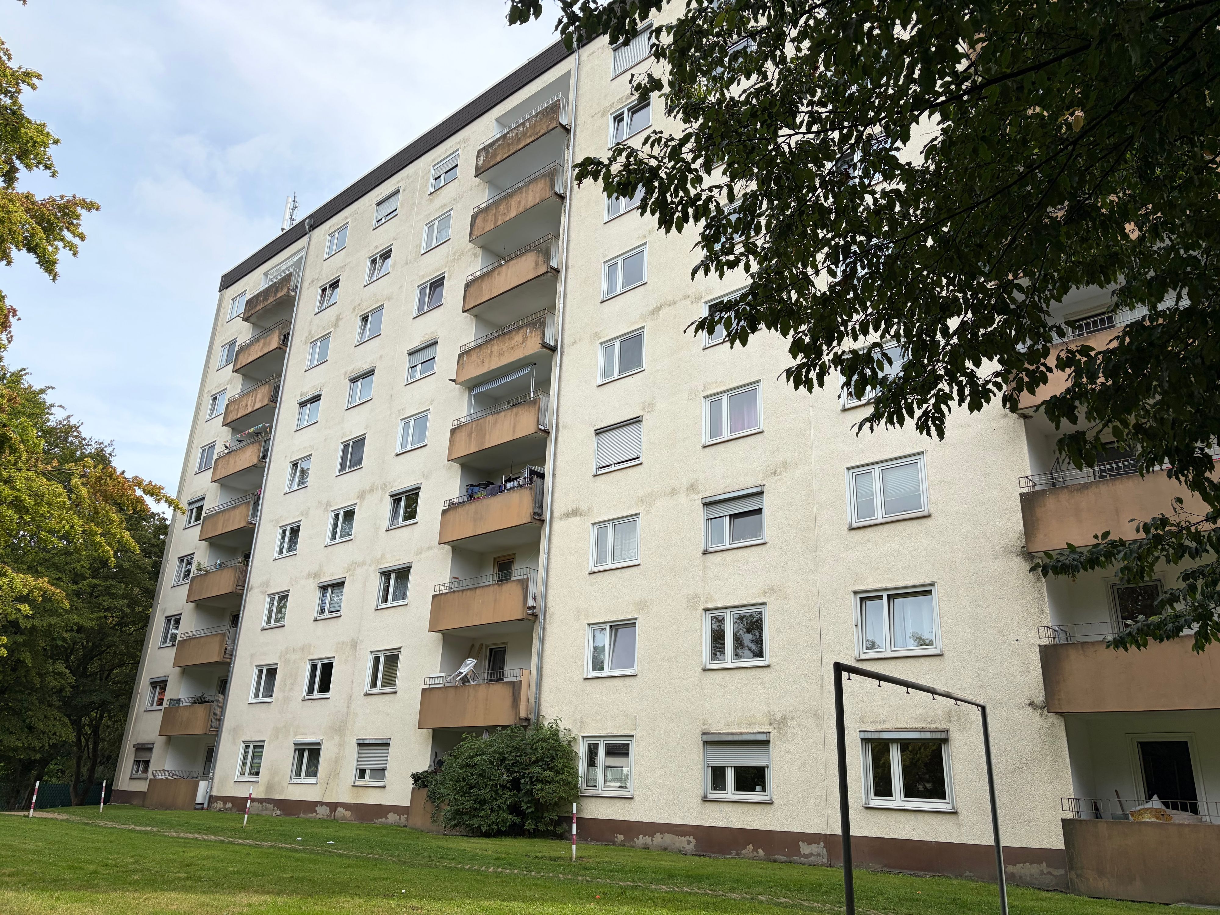 Am Mittwochmittag meldet die Stadt, dass das Treppenhaus und erste Wohnungen bald wieder zugänglich sein könnten.