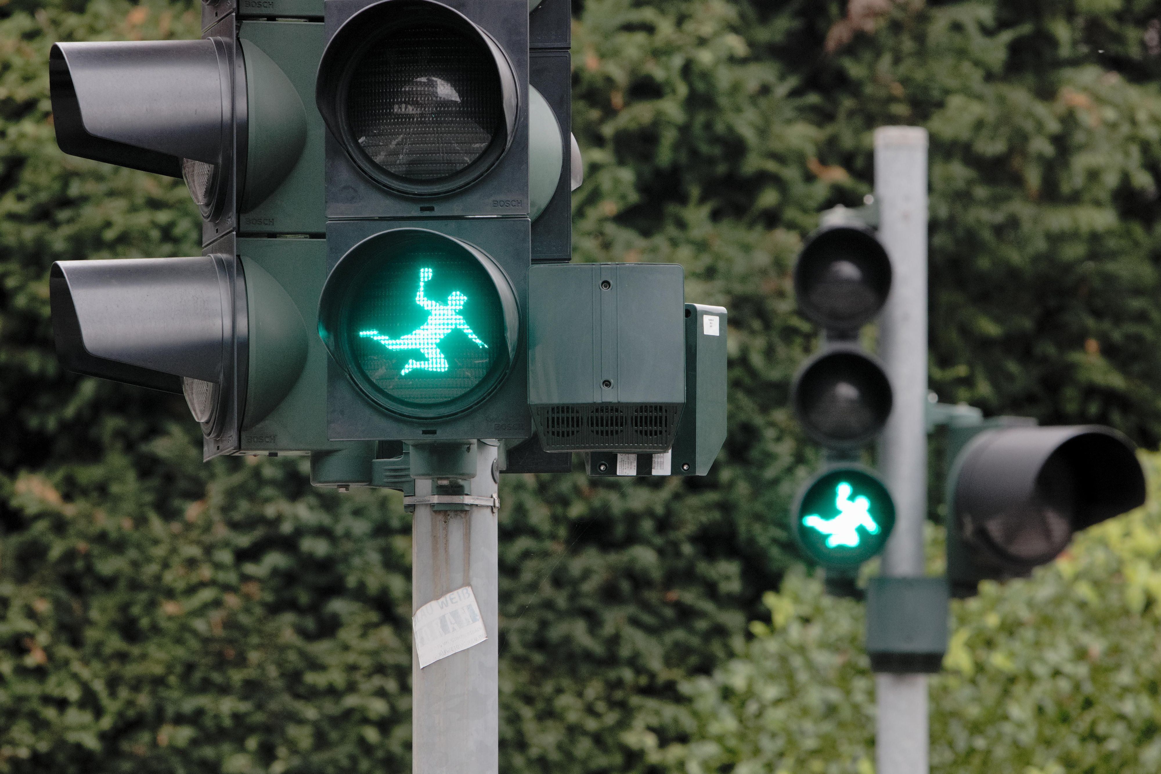 Ein Handballer als grünes Ampelmännchen.