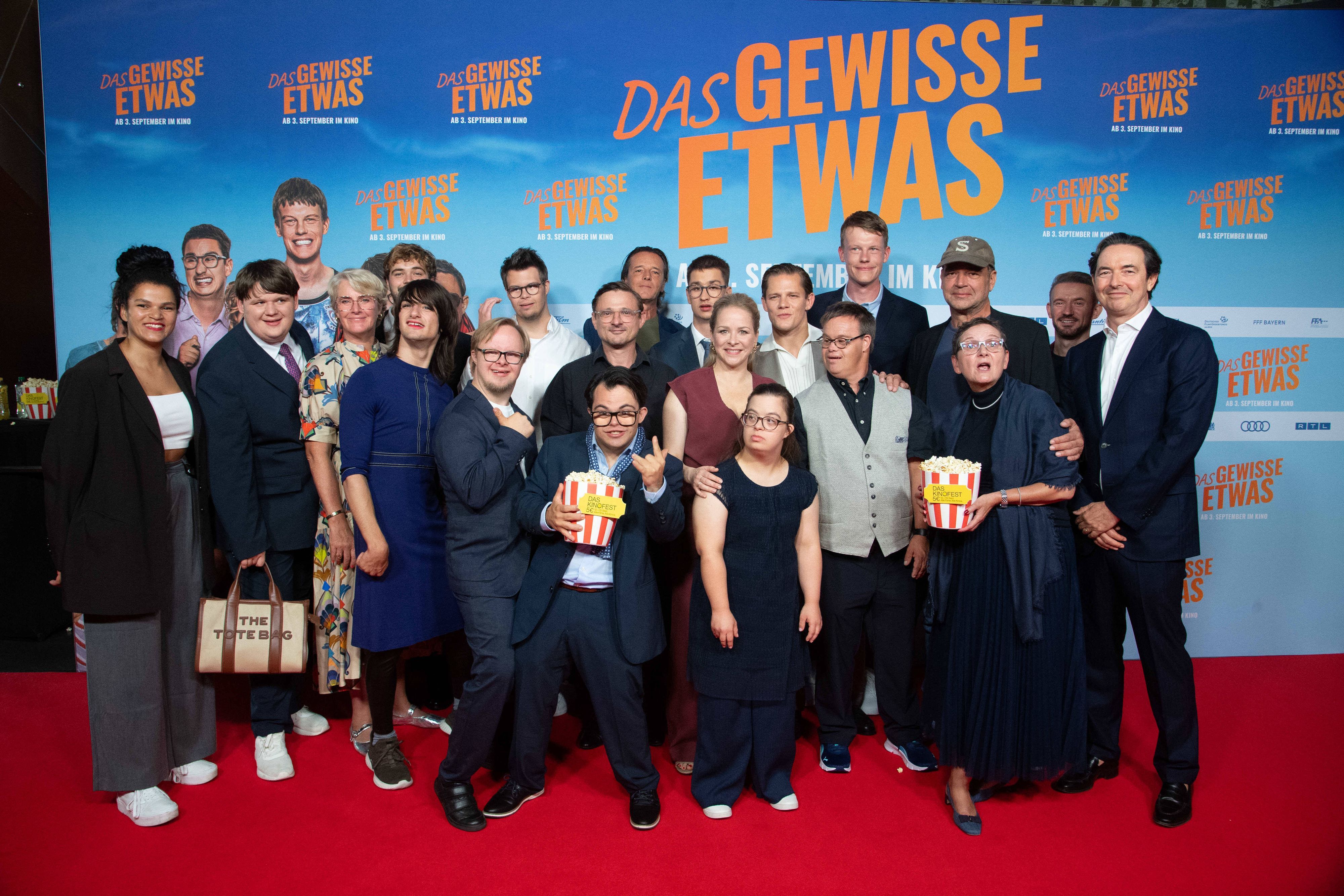 Der Cast des neuen Films von Marc Rothemund feiert die Premiere am Rhein Stadion.