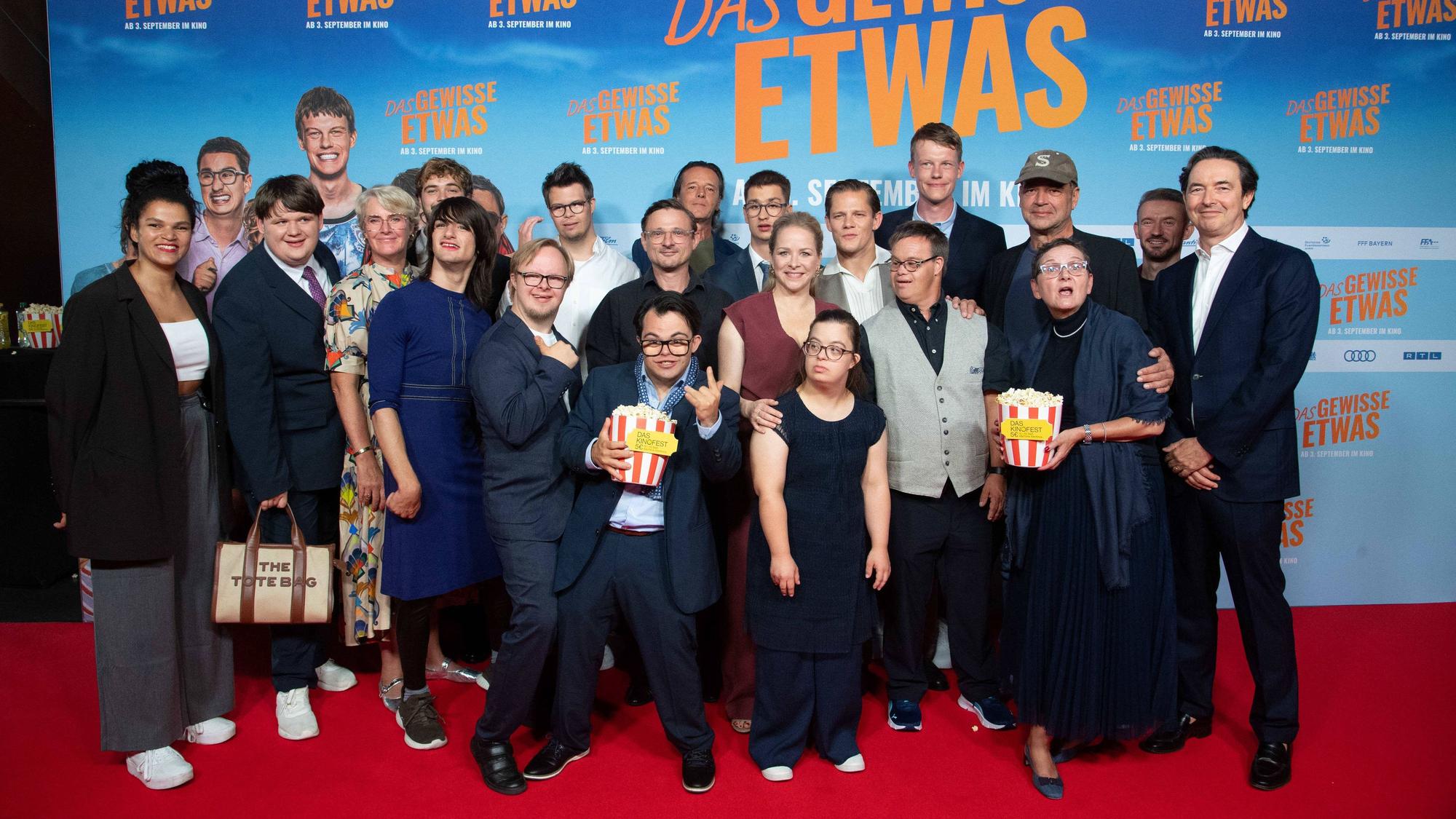 Der Cast des neuen Films von Marc Rothemund feiert die Premiere am Rhein Stadion.