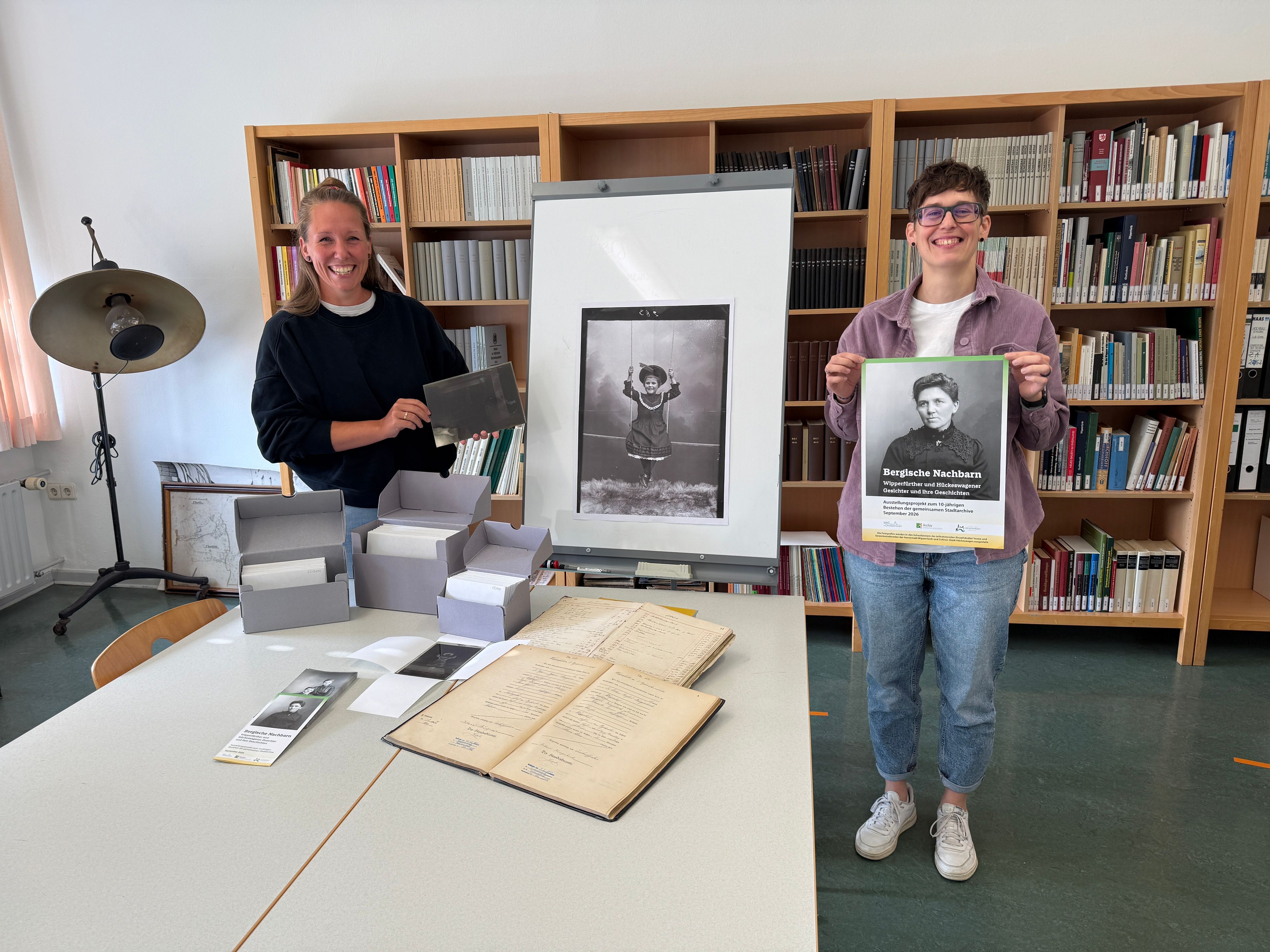 Die Aufnahme zeigt die Archivarinnen Esther Klein (links) und Sarah Zeppenfeld (rechts).