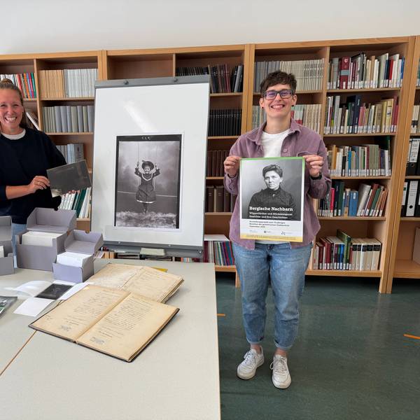 Die Aufnahme zeigt die Archivarinnen Esther Klein (links) und Sarah Zeppenfeld (rechts).