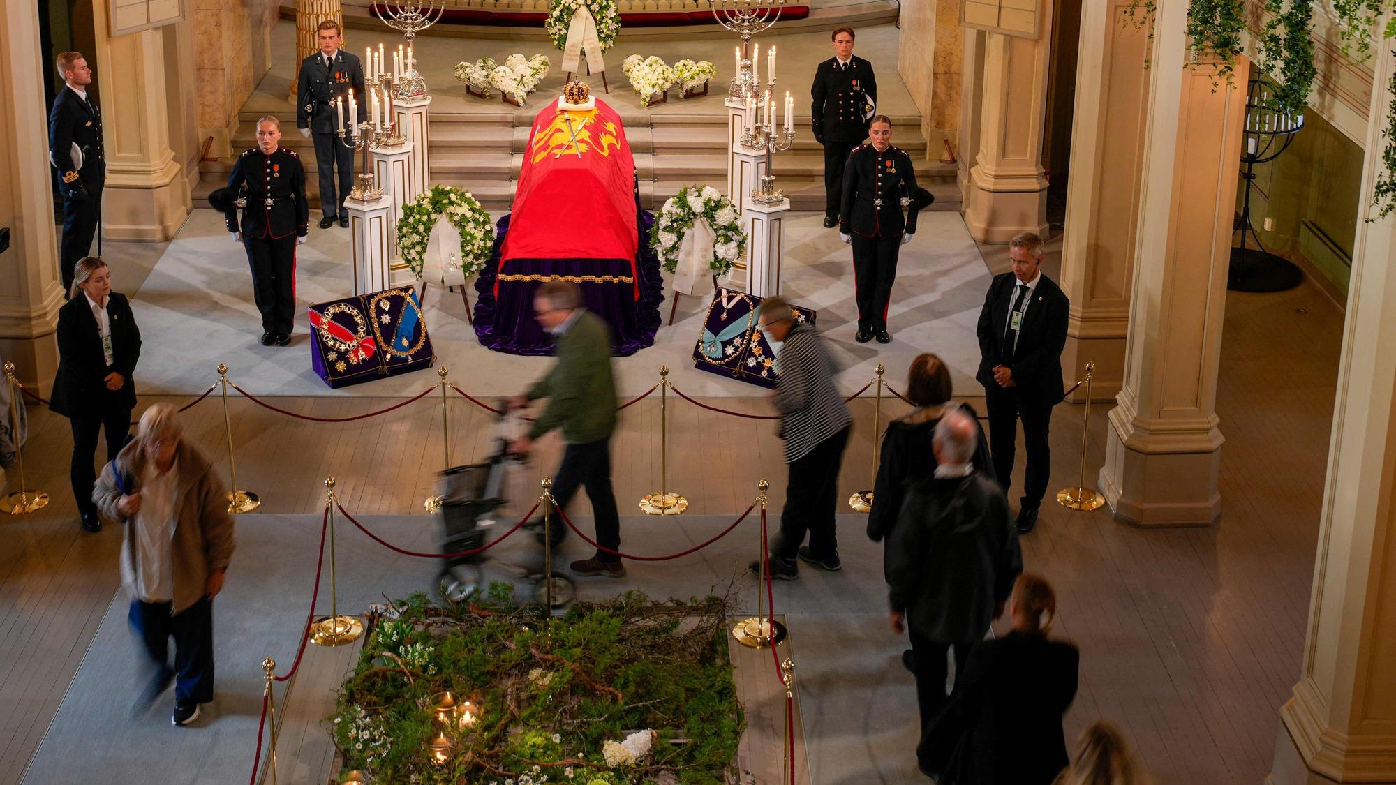 Das norwegische Volk verabschiedet sich von König Harald.