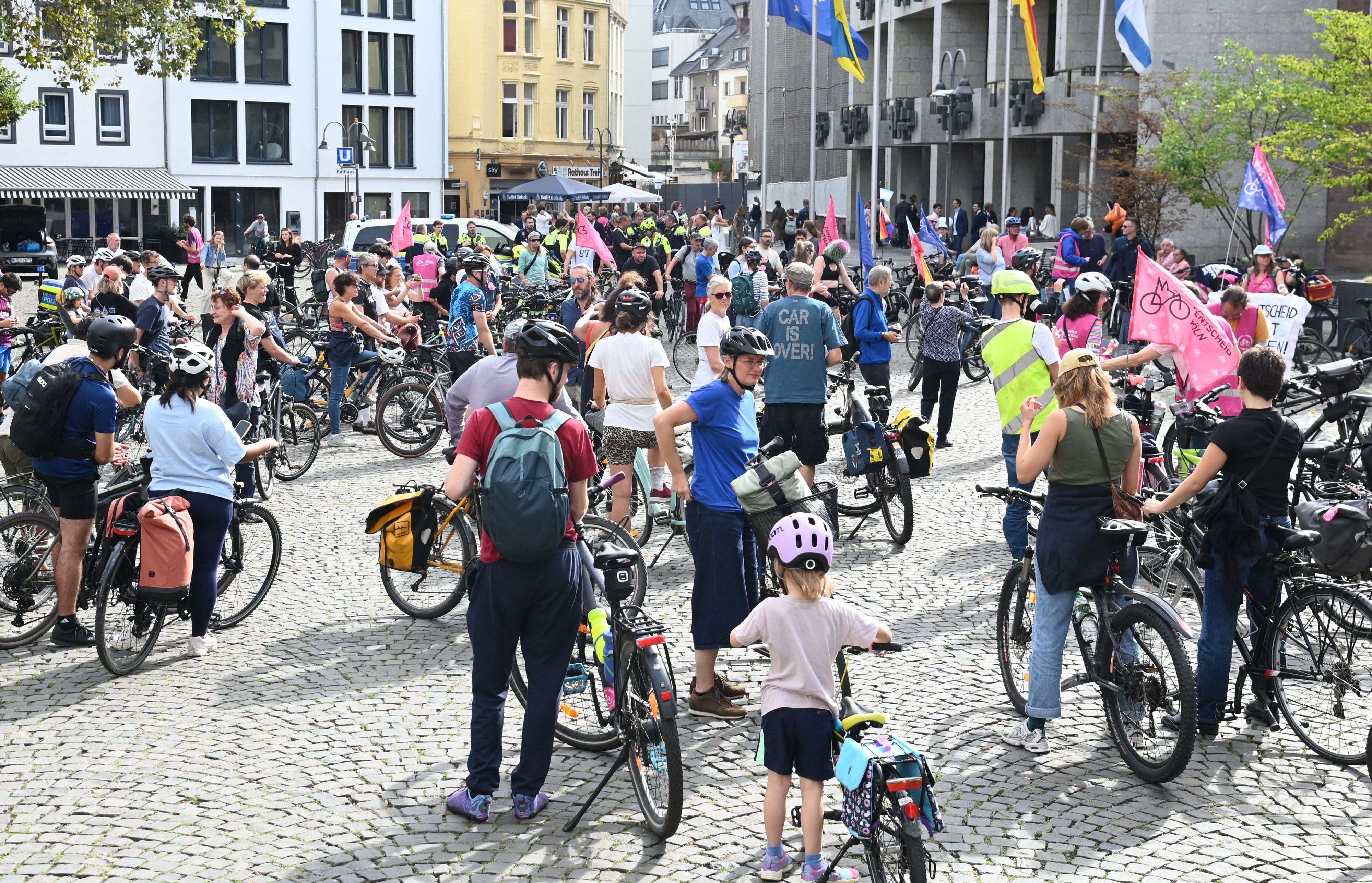 Mit einem Fahrrad-Rave zog das Bündnis „Fahrrad-Entscheid Köln“ durch die Innenstadt.