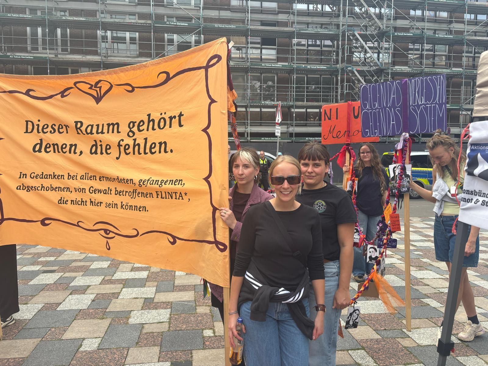 Franzi ist mit Aktivistinnen und Aktivisten aus dem Kölner Antikriegs-Camp zum Rathaus gezogen, um das Aktionsbündnis #Fempörung zu unterstützen.