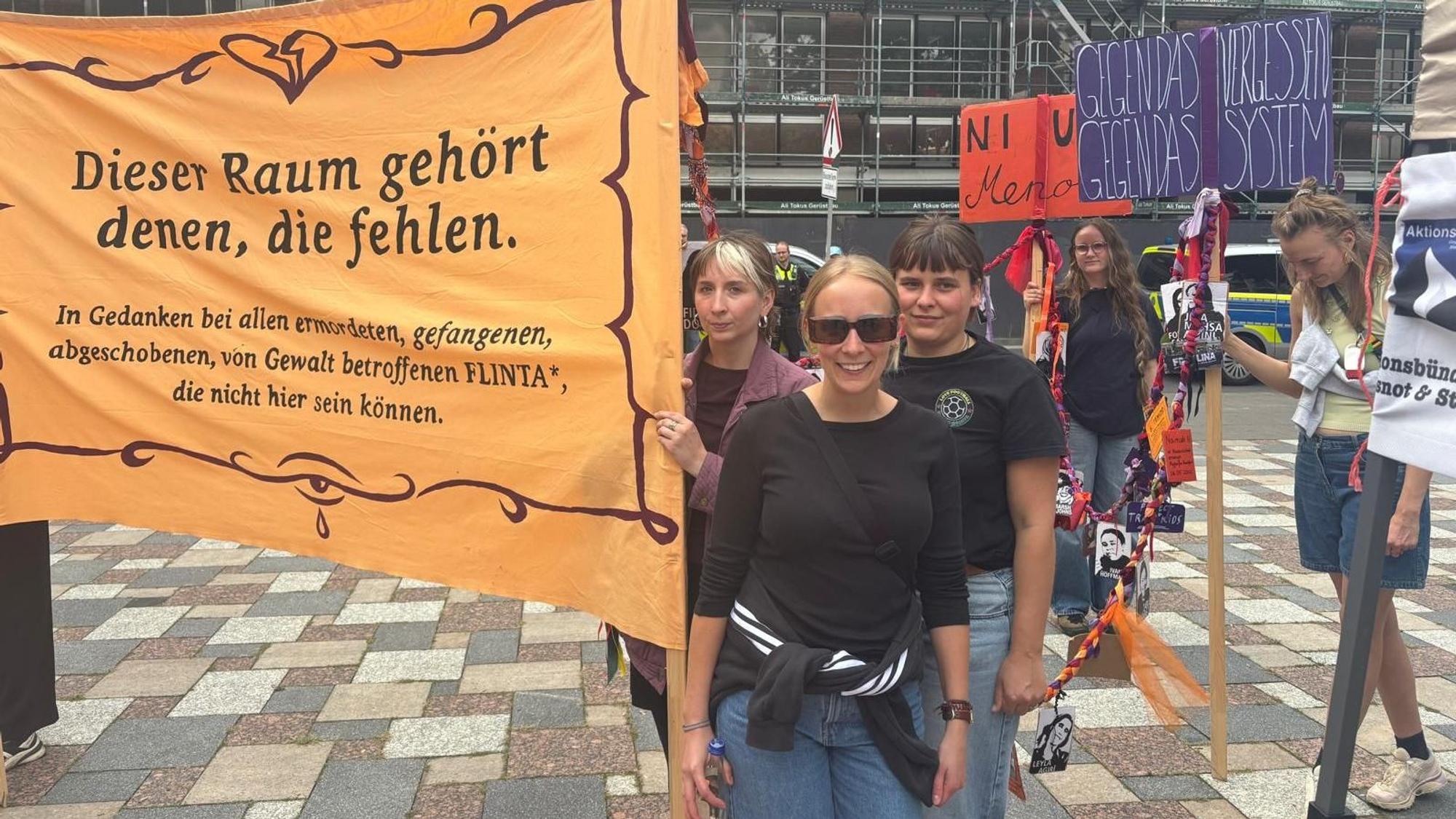 Franzi ist mit Aktivistinnen und Aktivisten aus dem Kölner Antikriegs-Camp zum Rathaus gezogen, um das Aktionsbündnis #Fempörung zu unterstützen.
