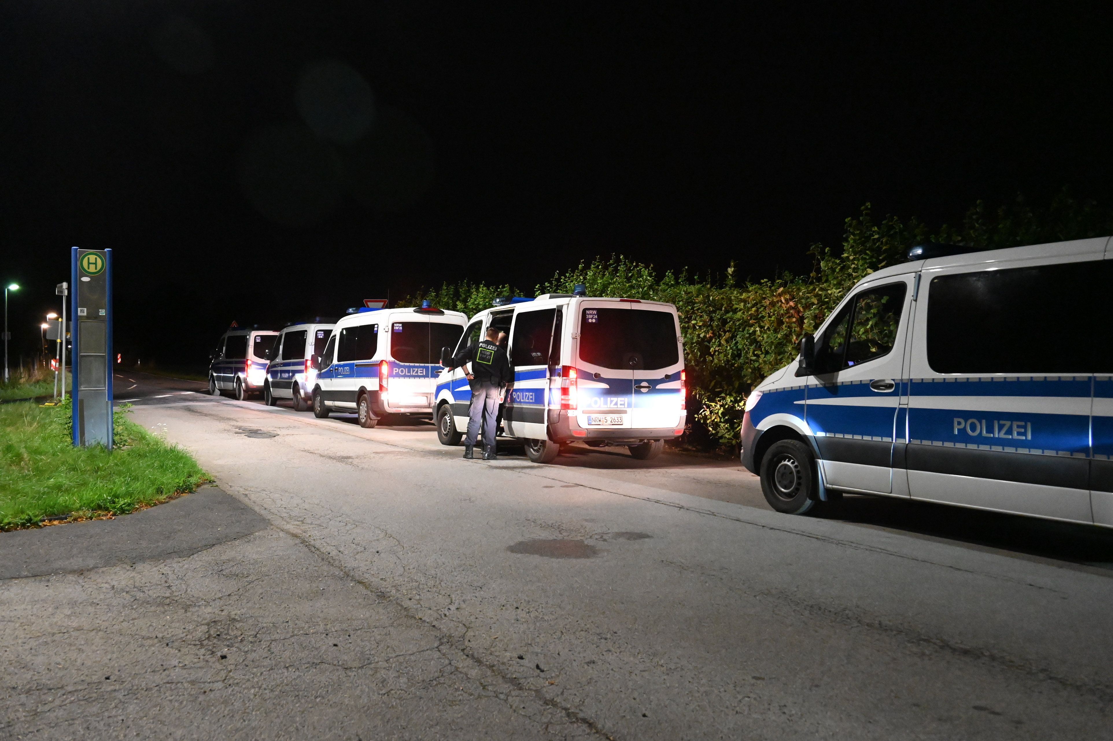 Einsatzfahrzeuge der Polizei stehen vor dem Umspannwerk in Bergheim.