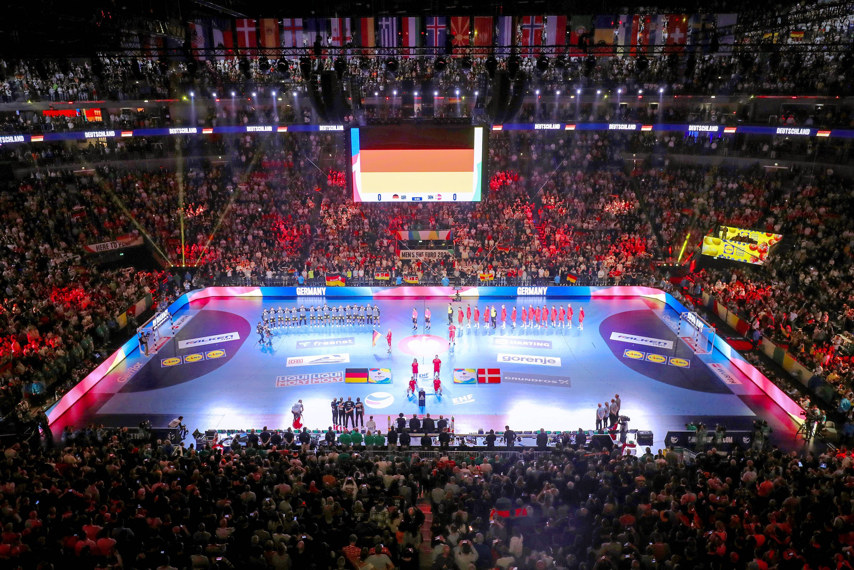 Blick in die volle Lanxess-Arena beim Handball.