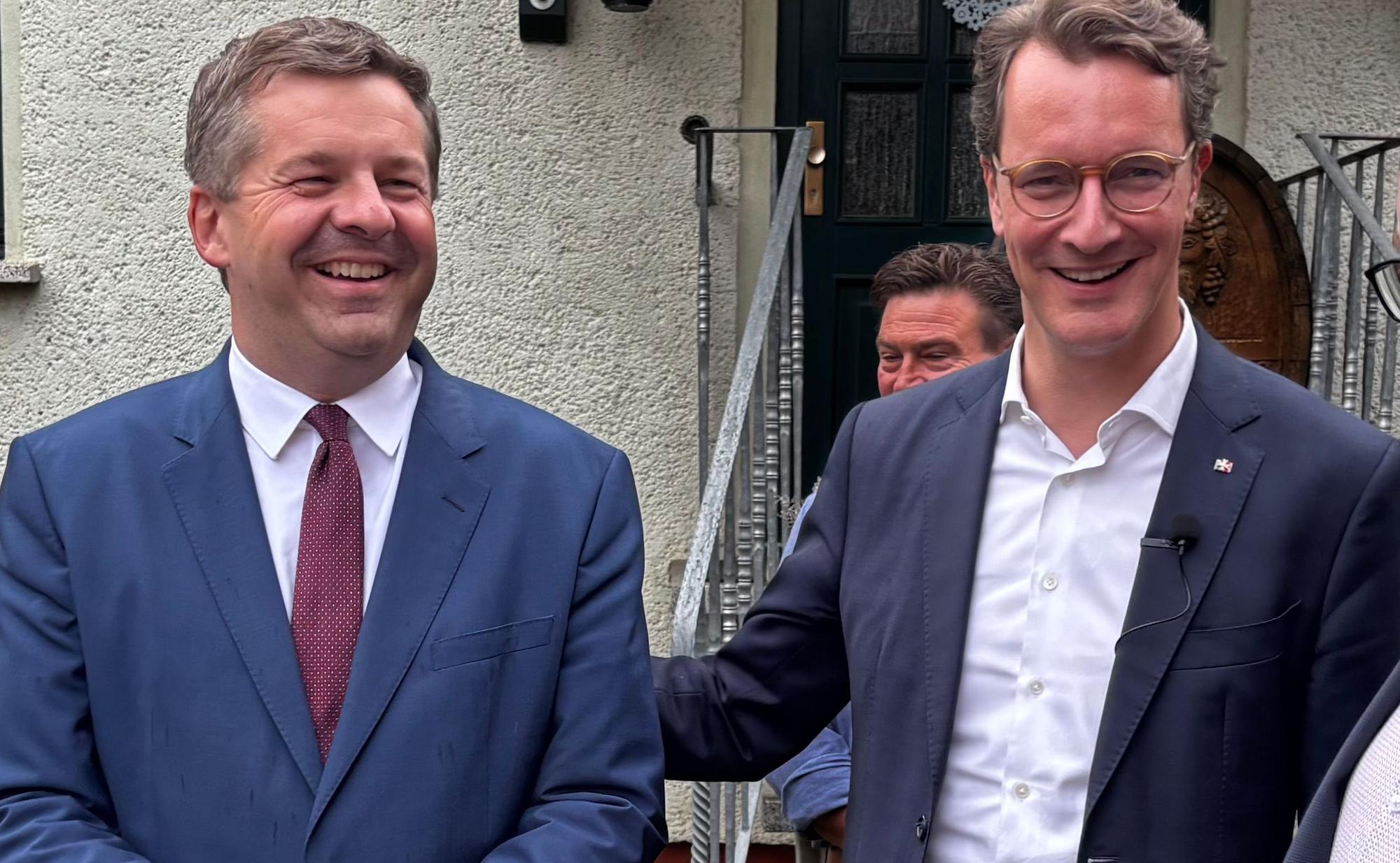 Hendrik Wüst macht CDU-Wahlwerbung für CDU-Spitzenkandidat Sven Schulze (links).