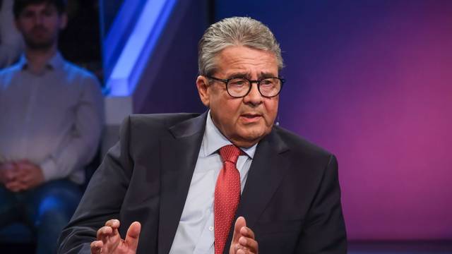 „Wir sind Testballons, um zu gucken, wie halten die das eigentlich aus, und halten die zusammen?“, analyisiert Sigmar Gabriel die Taktik Russlands. (Bild: WDR/Oliver Ziebe)