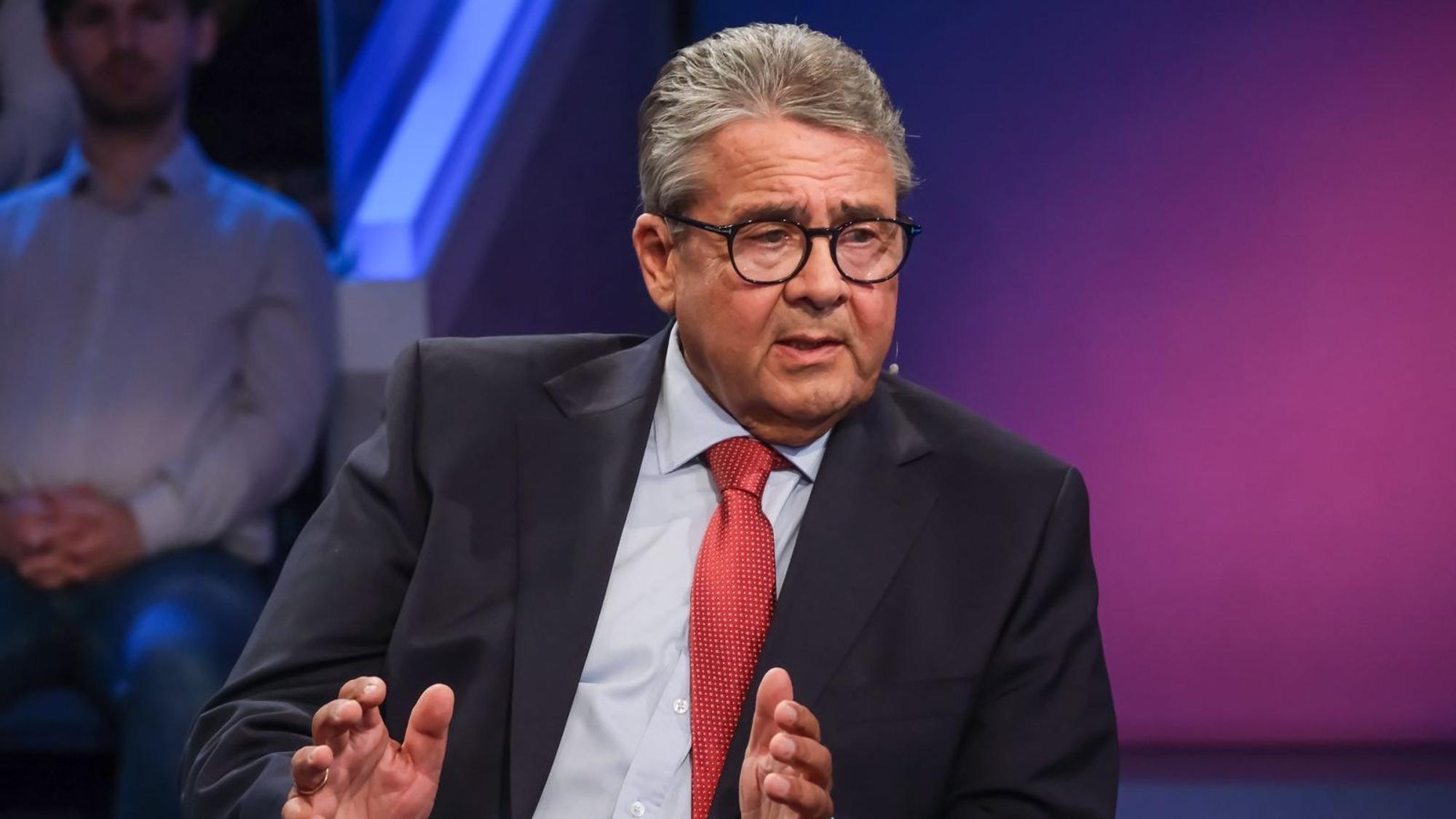 „Wir sind Testballons, um zu gucken, wie halten die das eigentlich aus, und halten die zusammen?“, analyisiert Sigmar Gabriel die Taktik Russlands. (Bild: WDR/Oliver Ziebe)