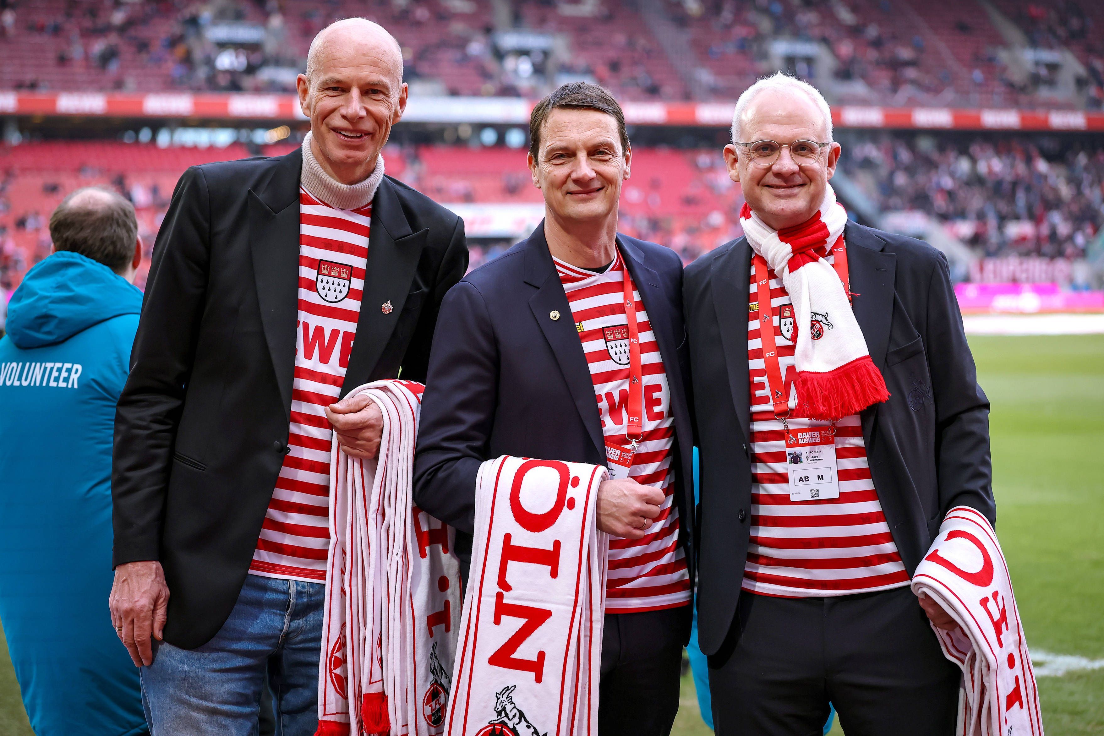 Jörn Stobbe, Ulf Sobek und Jörg Alvermann mit Schals im Stadion.