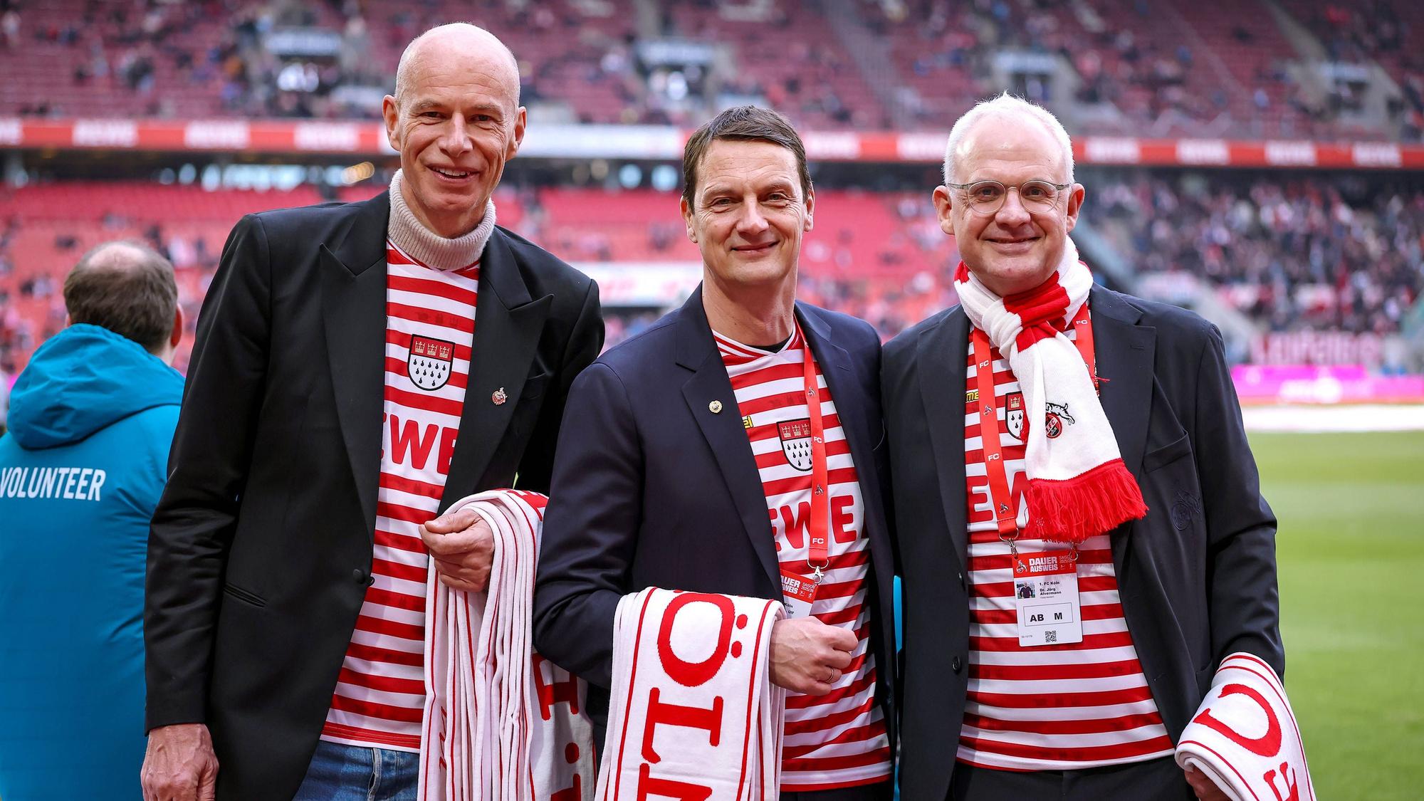 Jörn Stobbe, Ulf Sobek und Jörg Alvermann mit Schals im Stadion.