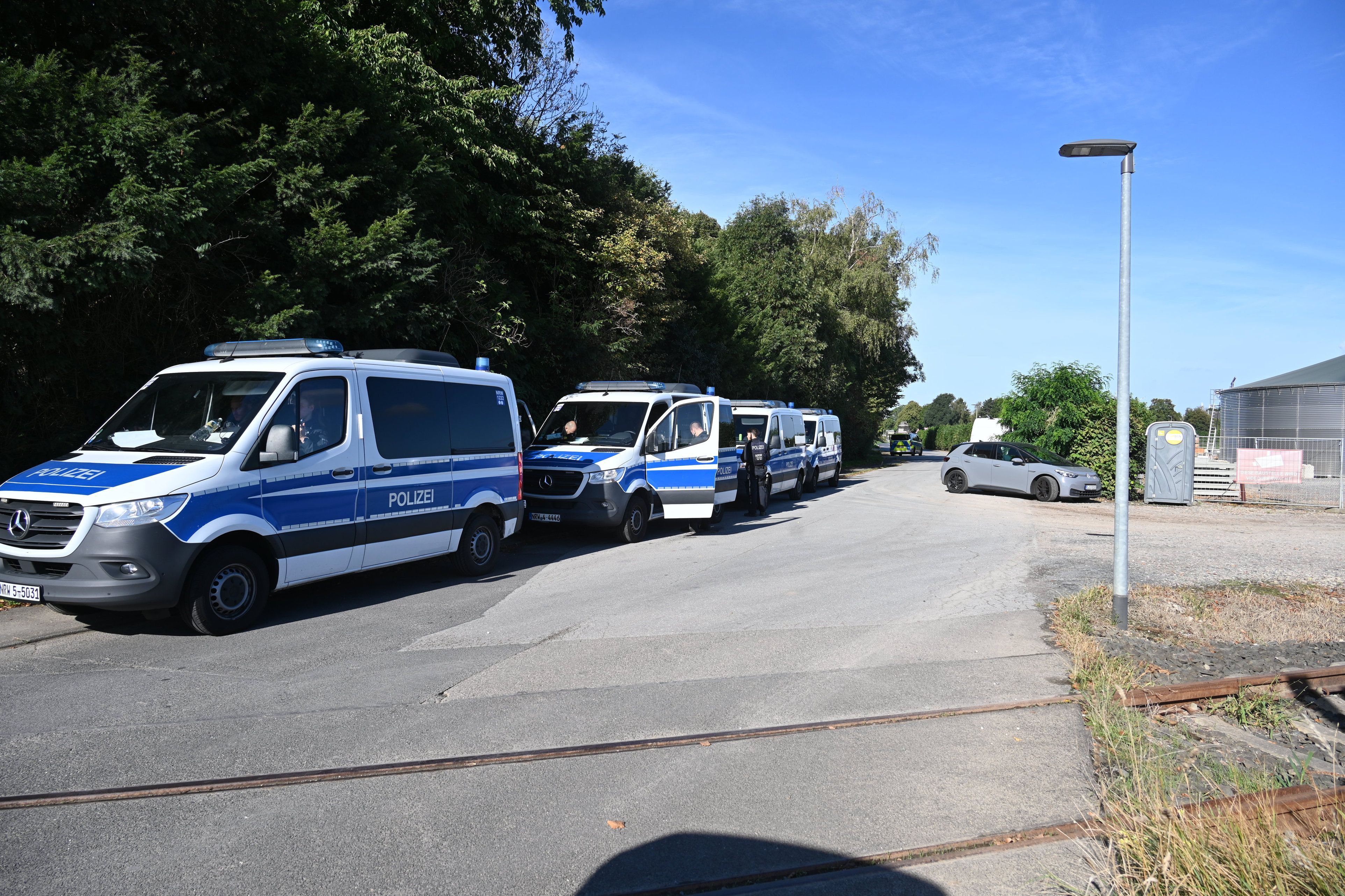 Auch am Morgen nach dem Anschlag in Bergheim ist die die Polizei weiter mit vielen Einsatzkräften vor Ort am Umspannwerk.