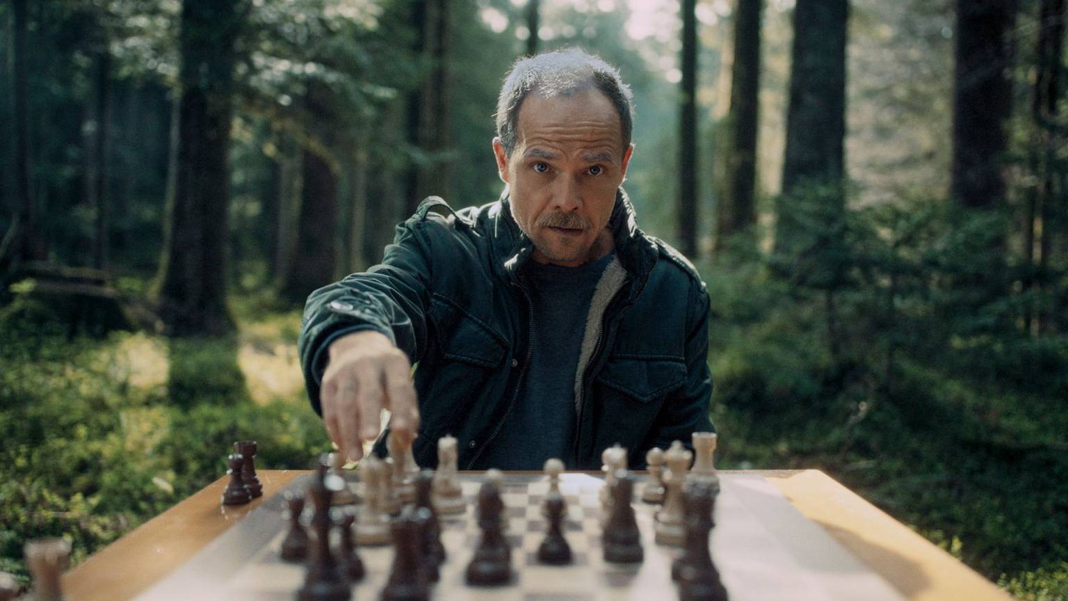 In „Die Toten vom Bodensee - Im Schattenreich“ schlüpft Matthias Koeberlin zum 25. Mal in die Rolle von Kommissar Micha Oberländer. Den erwartet diesmal ein besonders herausfordernder Fall. (Bild: ZDF/Lukas Gnaiger)