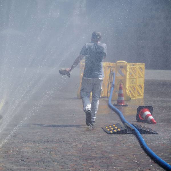 Köln: Passanten genießen Wasserfontänen, die im Rahmen der Hitzeaktion „Cooling Cologne“ der Stadt Köln im Juni dieses Jahres auf dem Rudolfplatz in der Innenstadt installiert wurden.