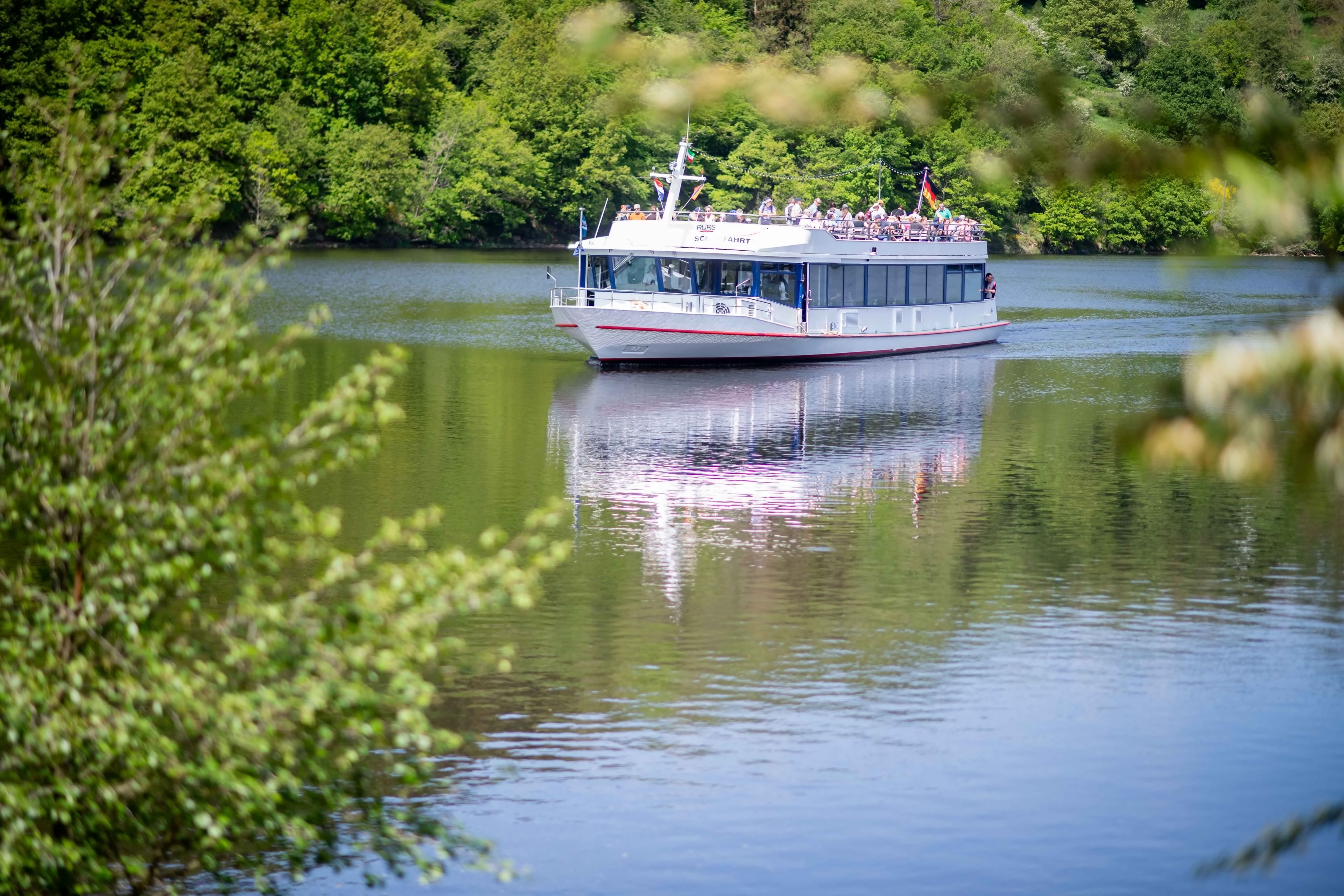 Ein Schiff fährt auf dem Rursee. (Archivbild)