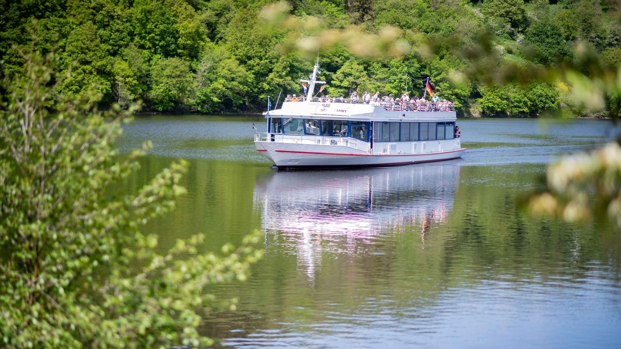 Ein Schiff fährt auf dem Rursee. (Archivbild)