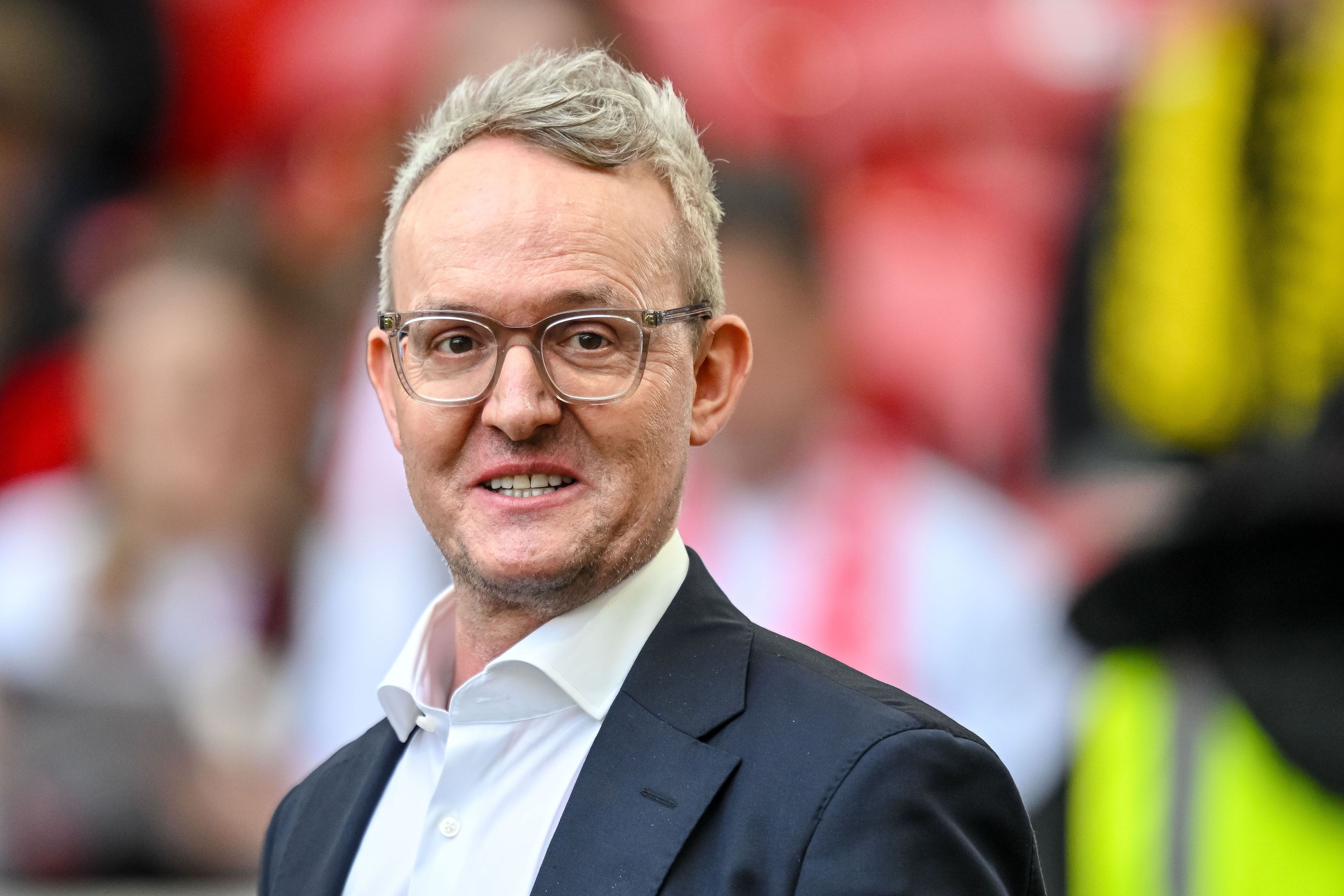 ARCHIV - 04.04.2026, Baden-Württemberg, Stuttgart: Fußball, Männer: Bundesliga, VfB Stuttgart - Borussia Dortmund, 28. Spieltag, MHPArena. Vorstandsvorsitzender Alexander Wehrle (VfB Stuttgart) steht vor dem Spiel im Stadion. (zu dpa: «VfB-Chef Wehrle: Keine Sorgen wegen «Weltmarken-Bündnis»») Foto: Harry Langer/dpa +++ dpa-Bildfunk +++