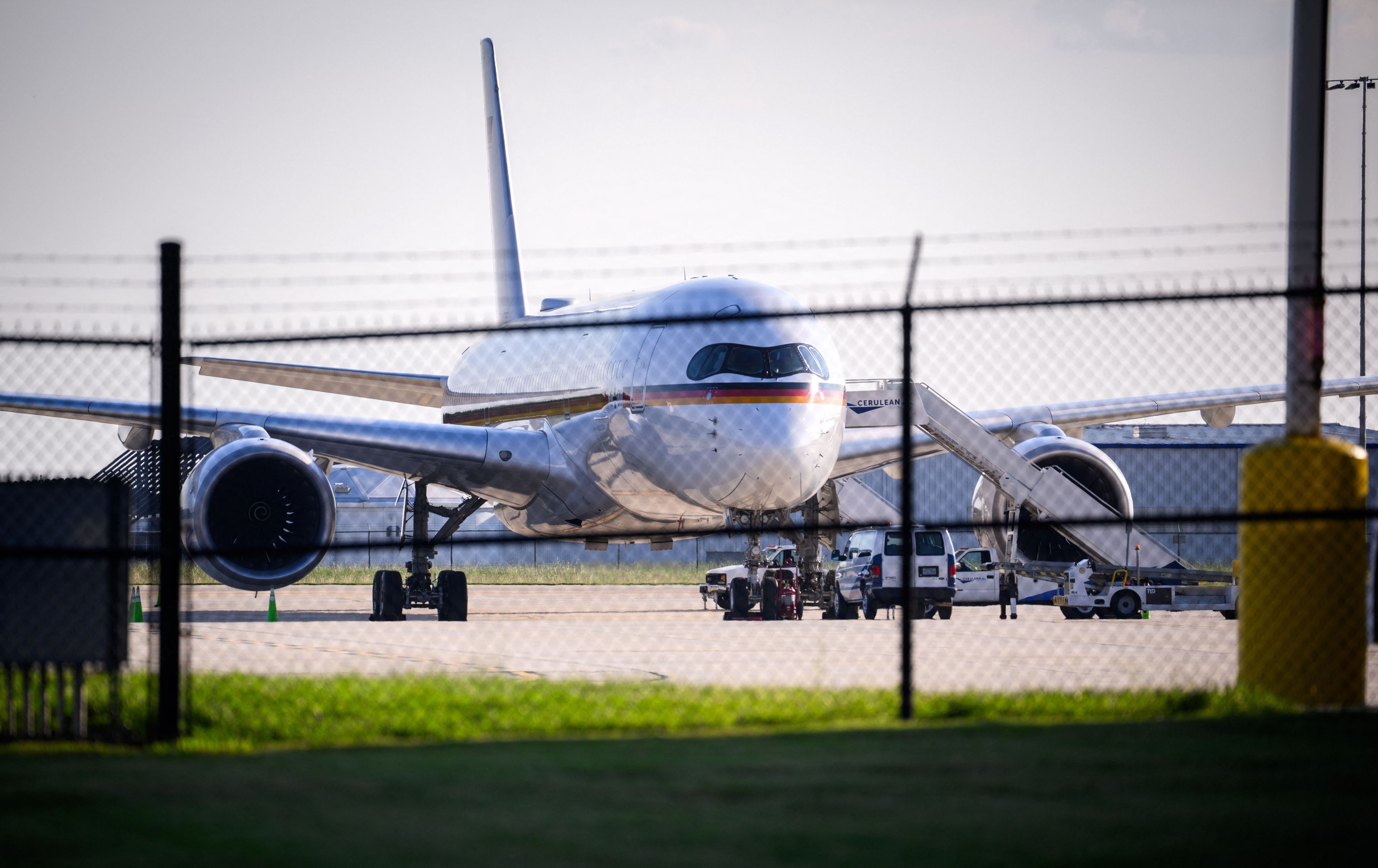 Der Airbus A350 der Flugbereitschaft der Bundeswehr, der eigentlich schon mit Bundesfinanzminister Klingbeil auf dem Weg nach Berlin sein sollte, steht auf dem Rollfeld vom Flughafen Greenville-Spartanburg International Airport.