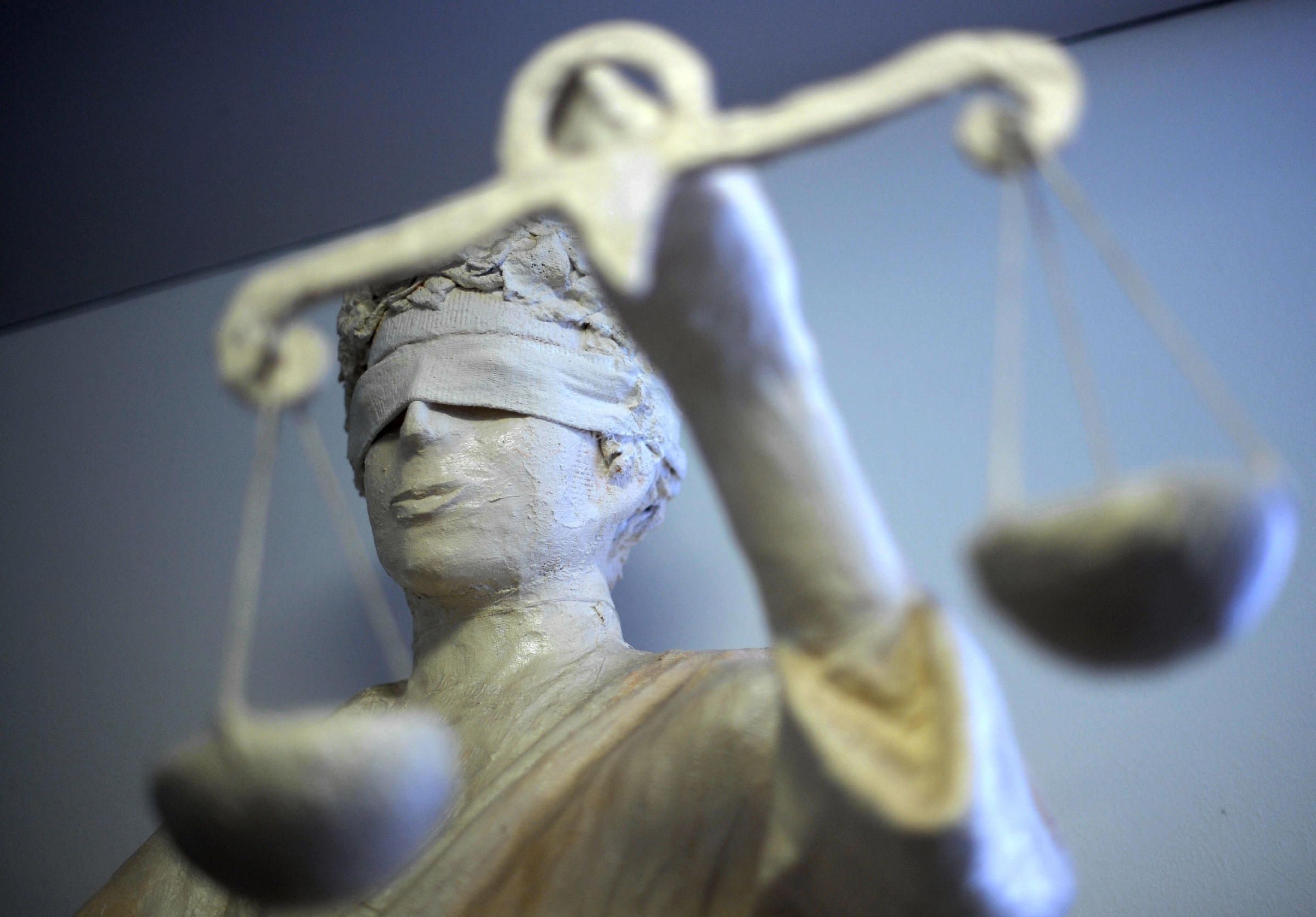 Die Figur der Justizia ist zu sehen.