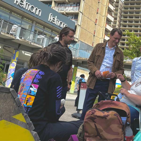 Hendrik Wüst macht CDU-Wahlwerbung in der AfD-Hochburg Halle-Neustadt.