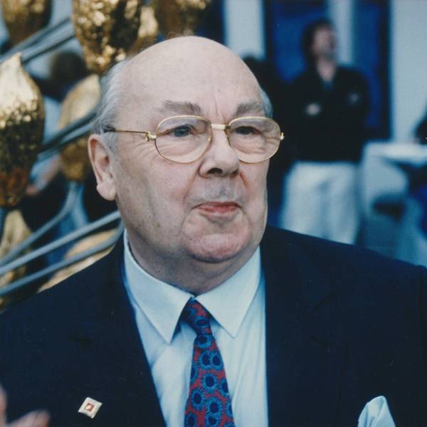 Bildnummer: 57881427 Datum: 31.10.1993 Copyright: imago/Horst Galuschka
Hans Imhoff ( 12. März 1922 in Köln; Ü 21. Dezember 2007 Köln) war Stollwerck-Firmenchef . Er gründete das nach ihm benannte Imhoff-Schokoladenmuseum in Köln - hier probiert er gerade am Schokoladenbrunnen im Jahre 1993 Wirtschaft People Porträt x0x xub 1993 quer einzel Stollwerk Museum Schokolade Hans Imhoff Promi Porträt Portrait einzeln
57881427 Date 31 10 1993 Copyright Imago Horst Galuschka Hans Imhoff 12 March 1922 in Cologne above sea level 21 December 2007 Cologne was Stollwerck Company boss he founded the after him appointed Imhoff Chocolate Museum in Cologne here tried he straight at Chocolate fountains in Years 1993 Economy Celebrities Portrait x0x 1993 horizontal Singles Stoll works Museum Chocolate Hans Imhoff Celebrity Portrait Portrait single