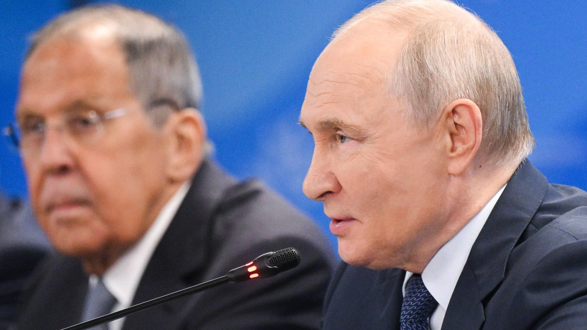 Kremlchef Wladimir Putin (r.) zusammen mit seinem dienstältesten Kabinettsmitglied, Außenminister Sergej Lawrow.