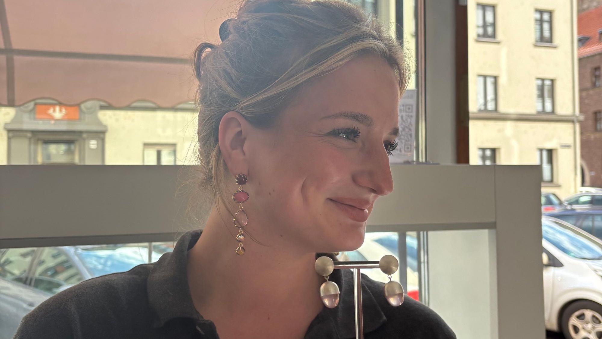 Elisabeth zeigt Ohrringe, die sie selber geschmiedet hat.